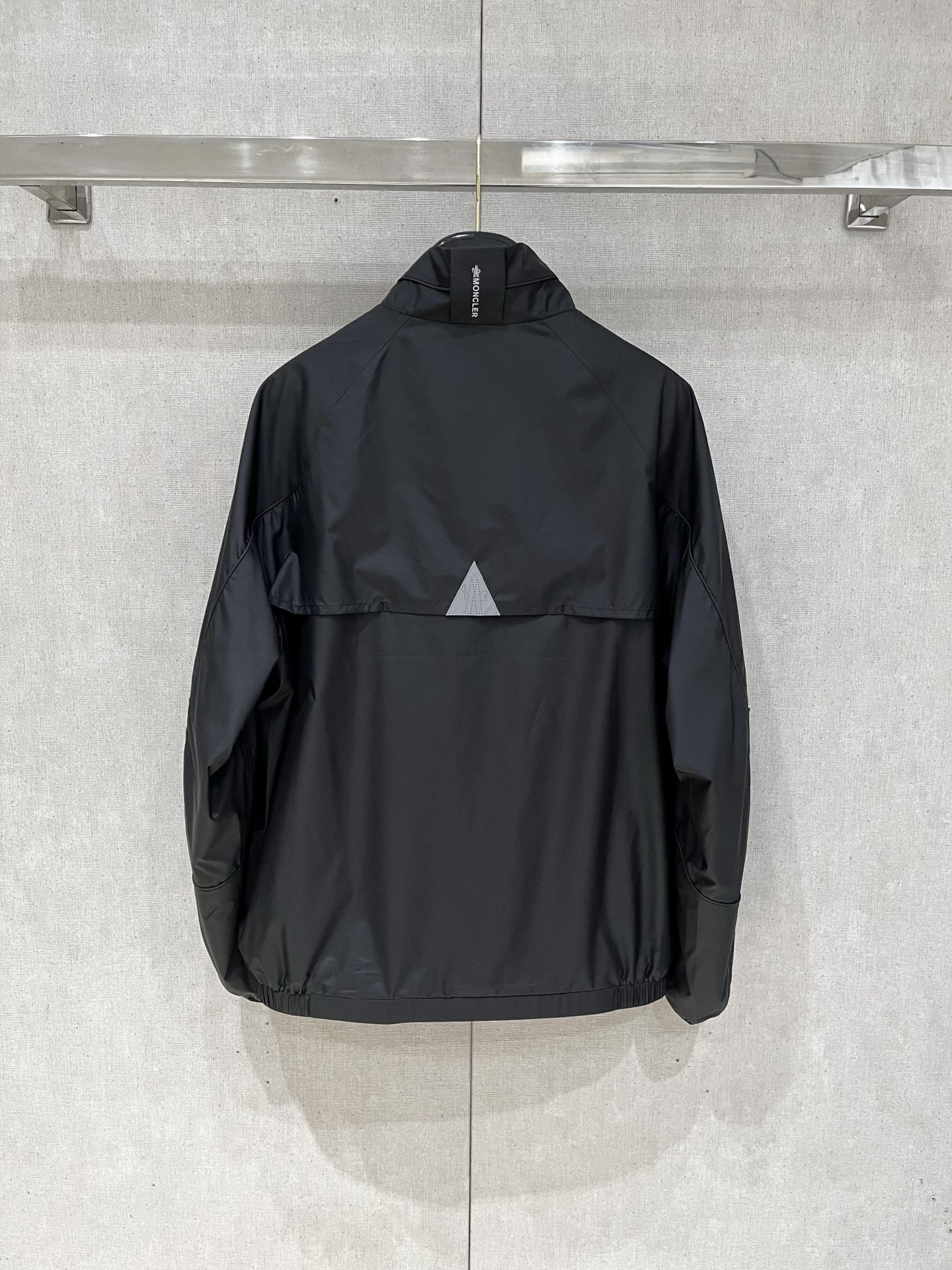 
蒙口 2025新款夹克外套，秀场新品‼品相非常完美，舒适保暖，三标齐全色泽饱满诱人，非常出彩的设计，轻