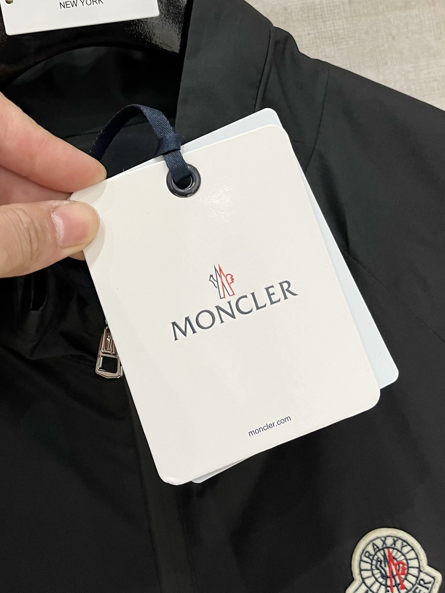 
蒙口 2025新款夹克外套，秀场新品‼品相非常完美，舒适保暖，三标齐全色泽饱满诱人，非常出彩的设计，轻