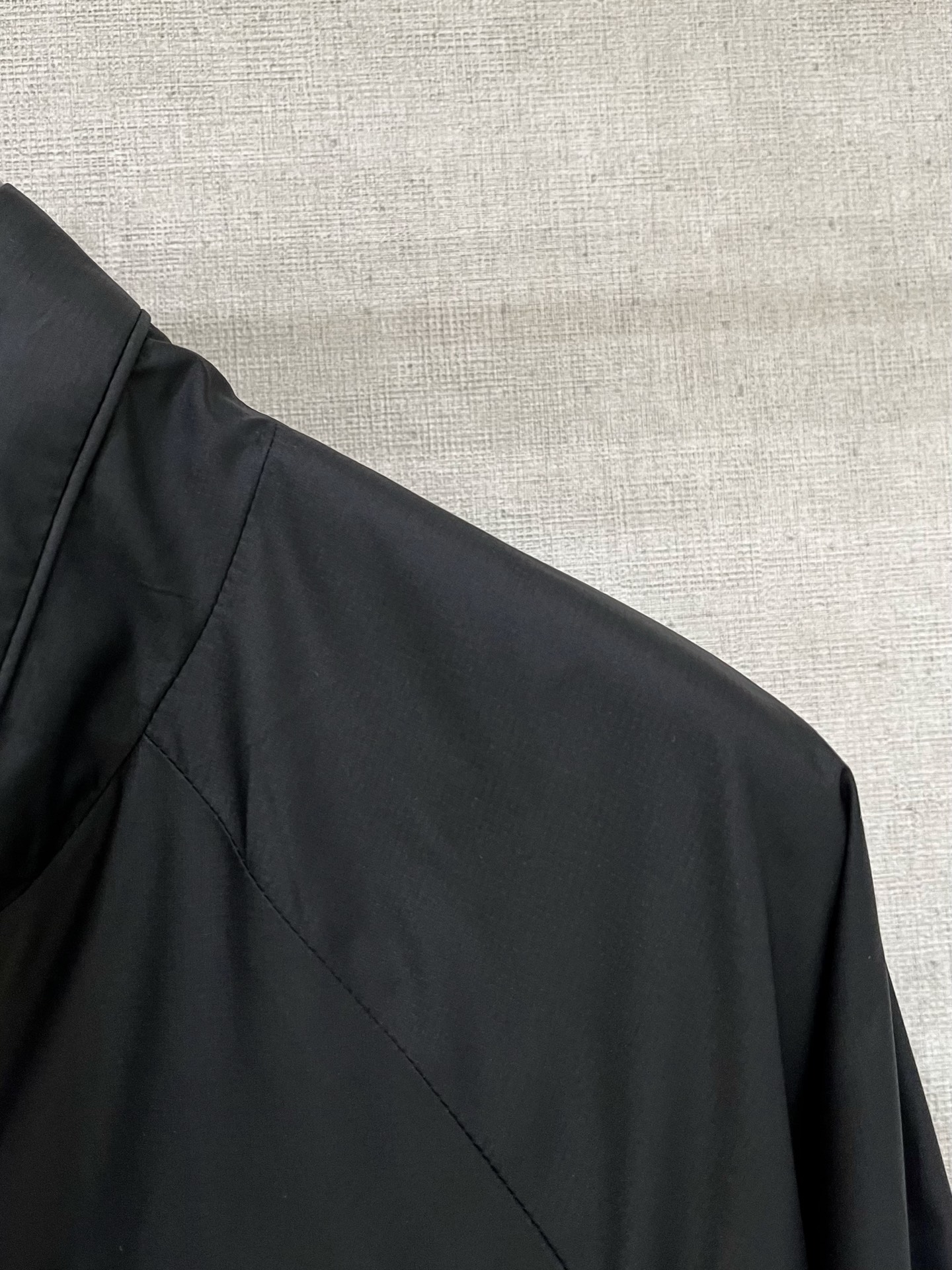 
蒙口 2025新款夹克外套，秀场新品‼品相非常完美，舒适保暖，三标齐全色泽饱满诱人，非常出彩的设计，轻