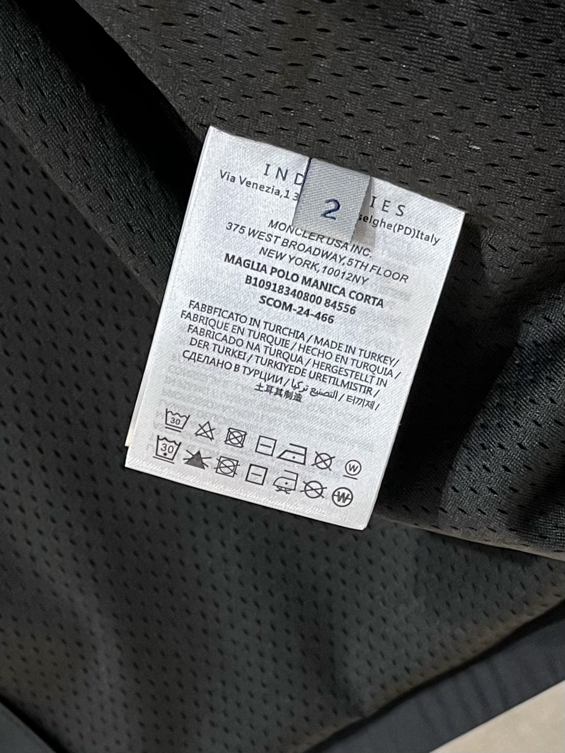 
蒙口 2025新款夹克外套，秀场新品‼品相非常完美，舒适保暖，三标齐全色泽饱满诱人，非常出彩的设计，轻