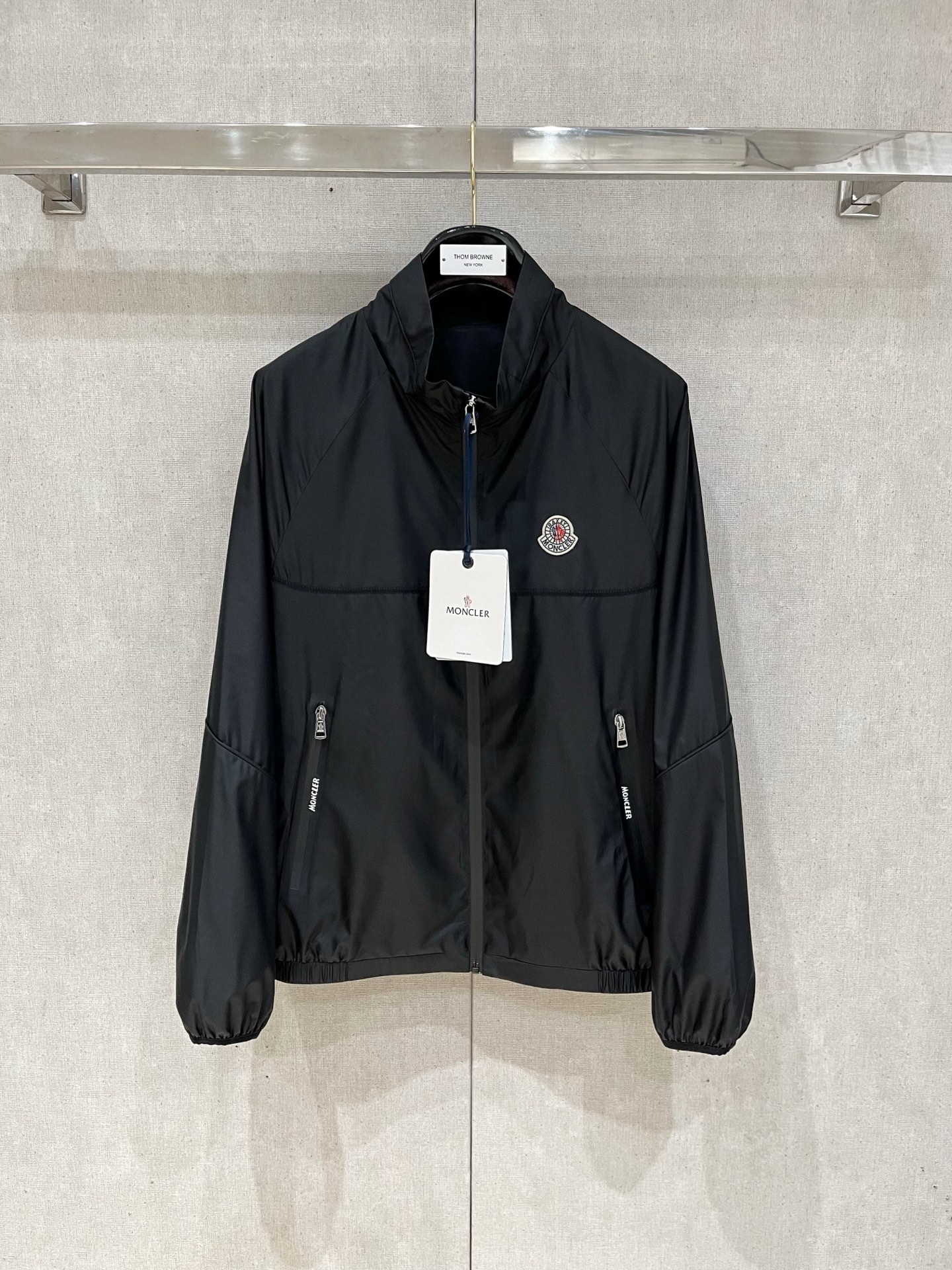 
蒙口 2025新款夹克外套，秀场新品‼品相非常完美，舒适保暖，三标齐全色泽饱满诱人，非常出彩的设计，轻