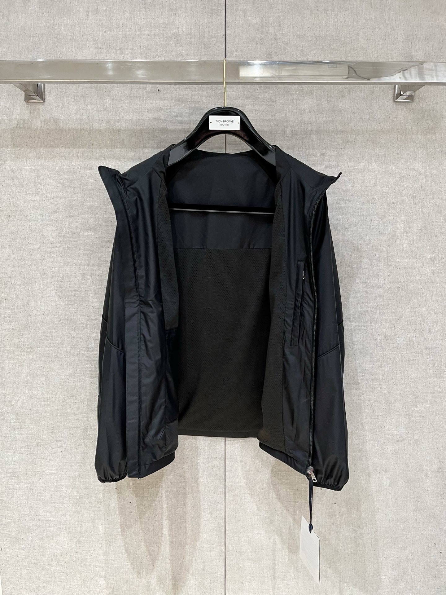 
蒙口 2025新款夹克外套，秀场新品‼品相非常完美，舒适保暖，三标齐全色泽饱满诱人，非常出彩的设计，轻