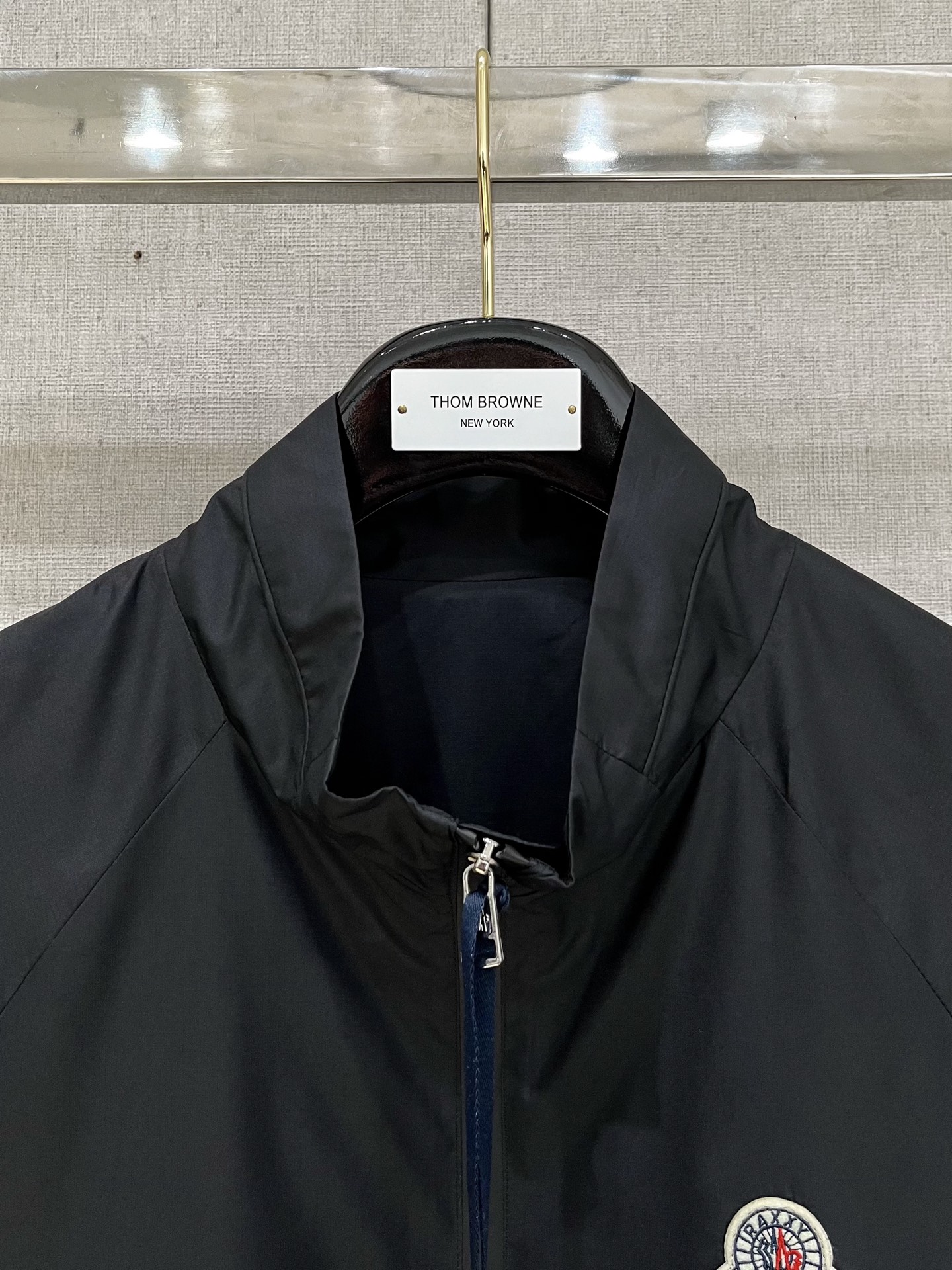 
蒙口 2025新款夹克外套，秀场新品‼品相非常完美，舒适保暖，三标齐全色泽饱满诱人，非常出彩的设计，轻