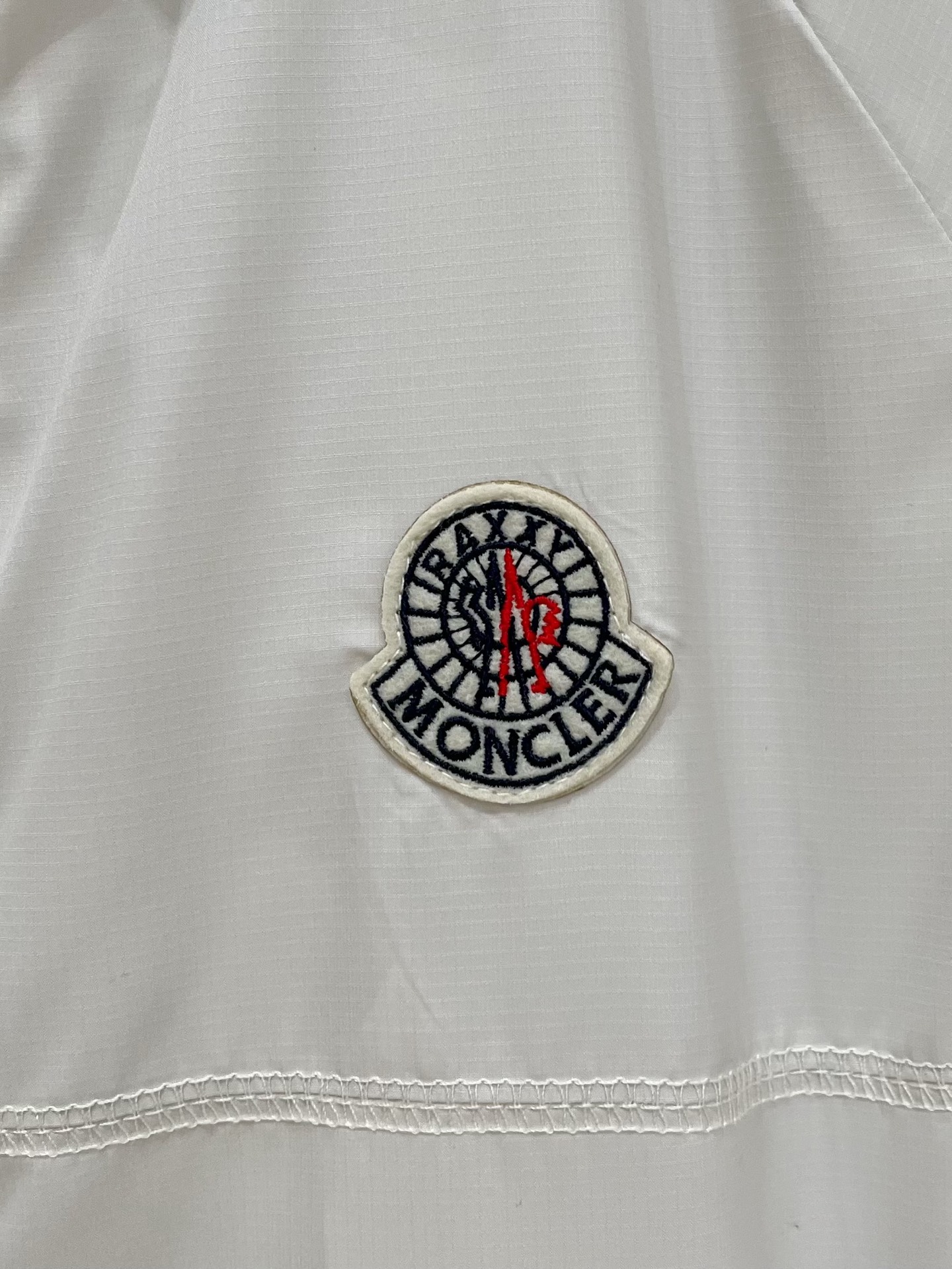 
蒙口 2025ss新款夹克外套，秀场新品‼品相非常完美，舒适保暖，三标齐全色泽饱满诱人，非常出彩的设计