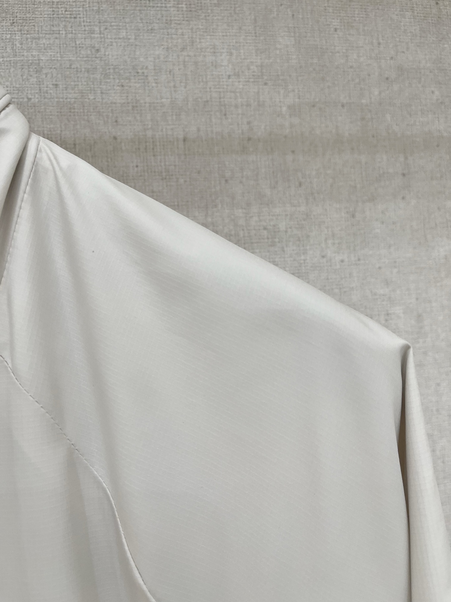 
蒙口 2025ss新款夹克外套，秀场新品‼品相非常完美，舒适保暖，三标齐全色泽饱满诱人，非常出彩的设计