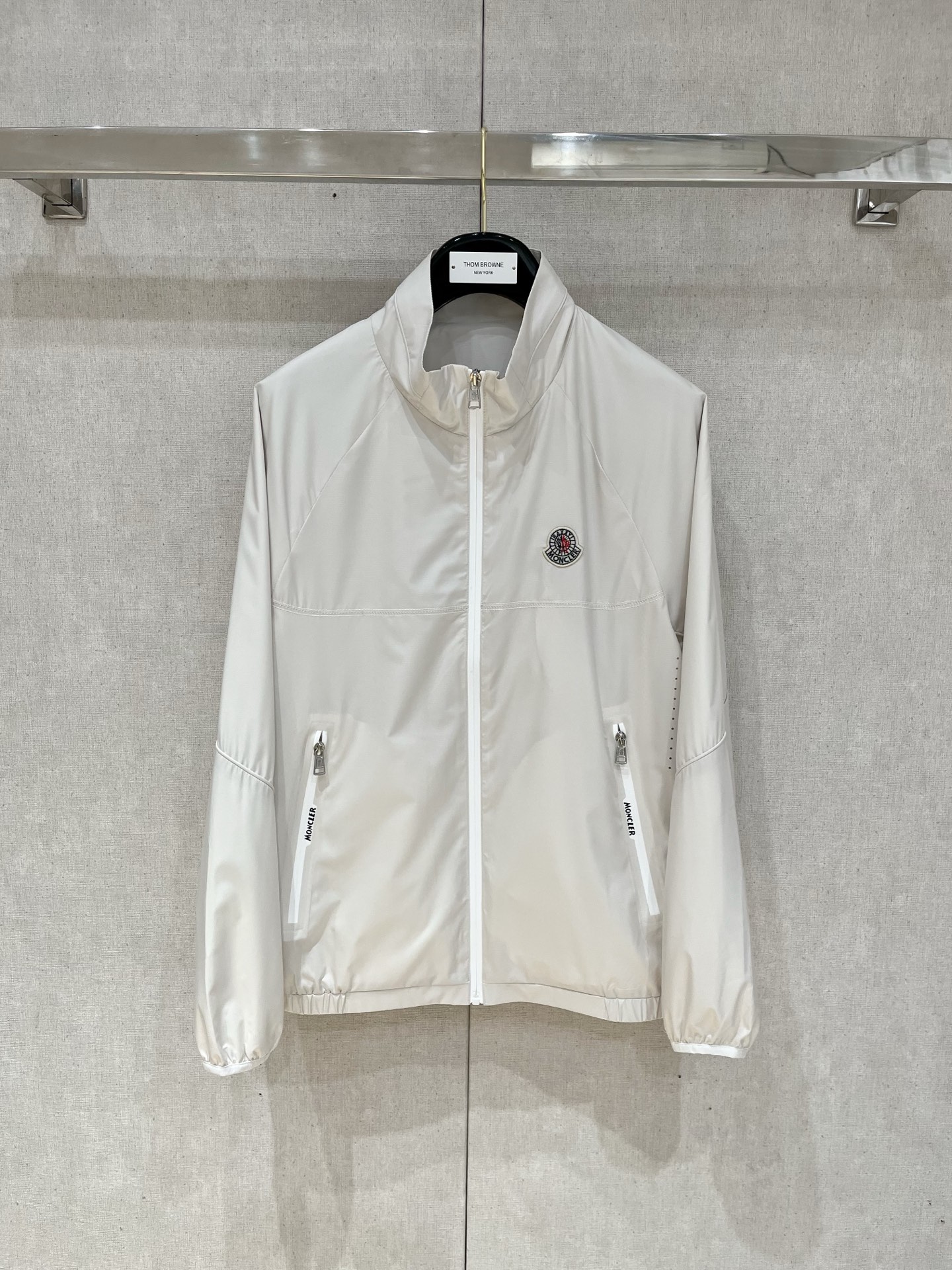 
蒙口 2025ss新款夹克外套，秀场新品‼品相非常完美，舒适保暖，三标齐全色泽饱满诱人，非常出彩的设计