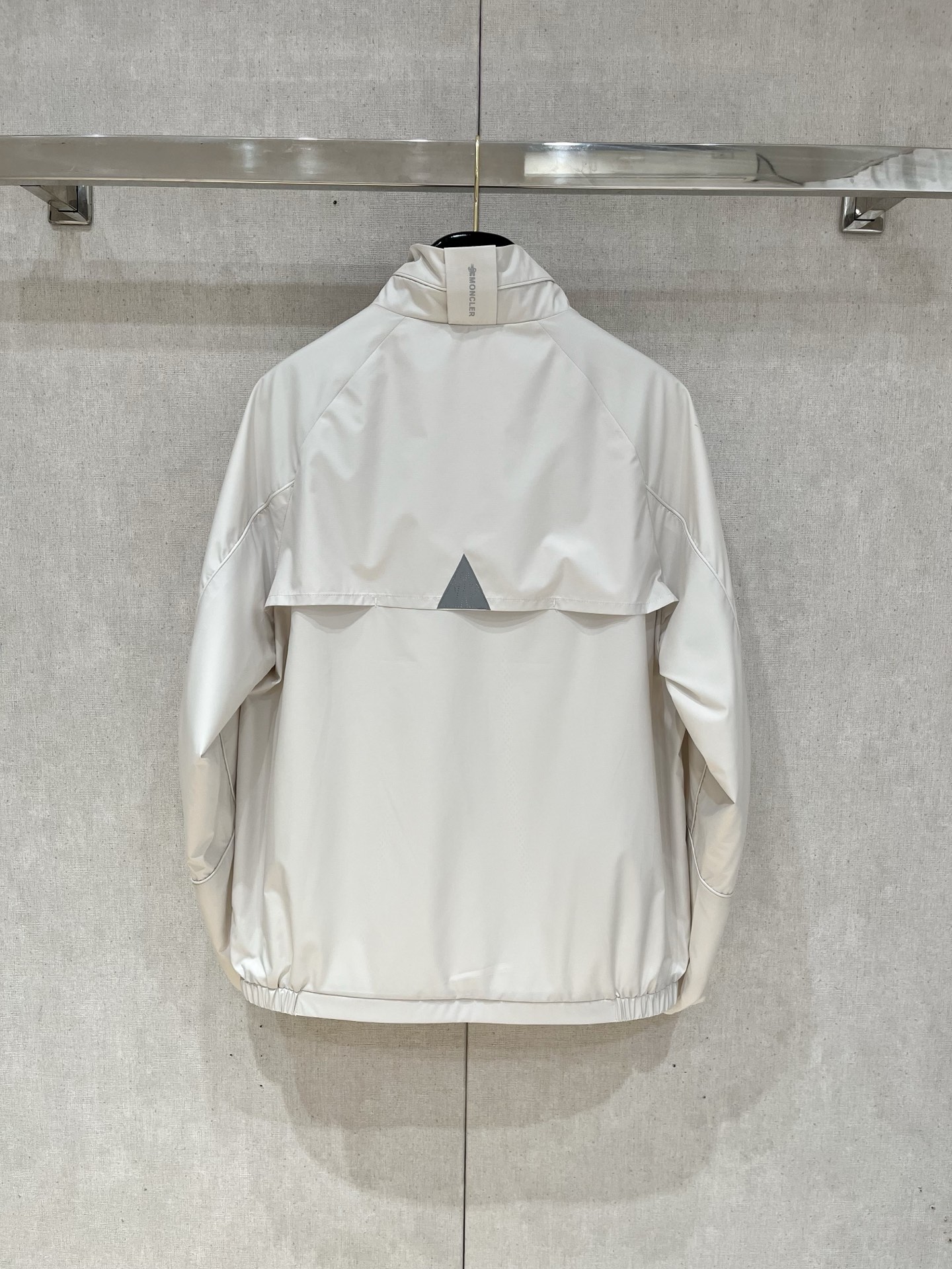 
蒙口 2025ss新款夹克外套，秀场新品‼品相非常完美，舒适保暖，三标齐全色泽饱满诱人，非常出彩的设计