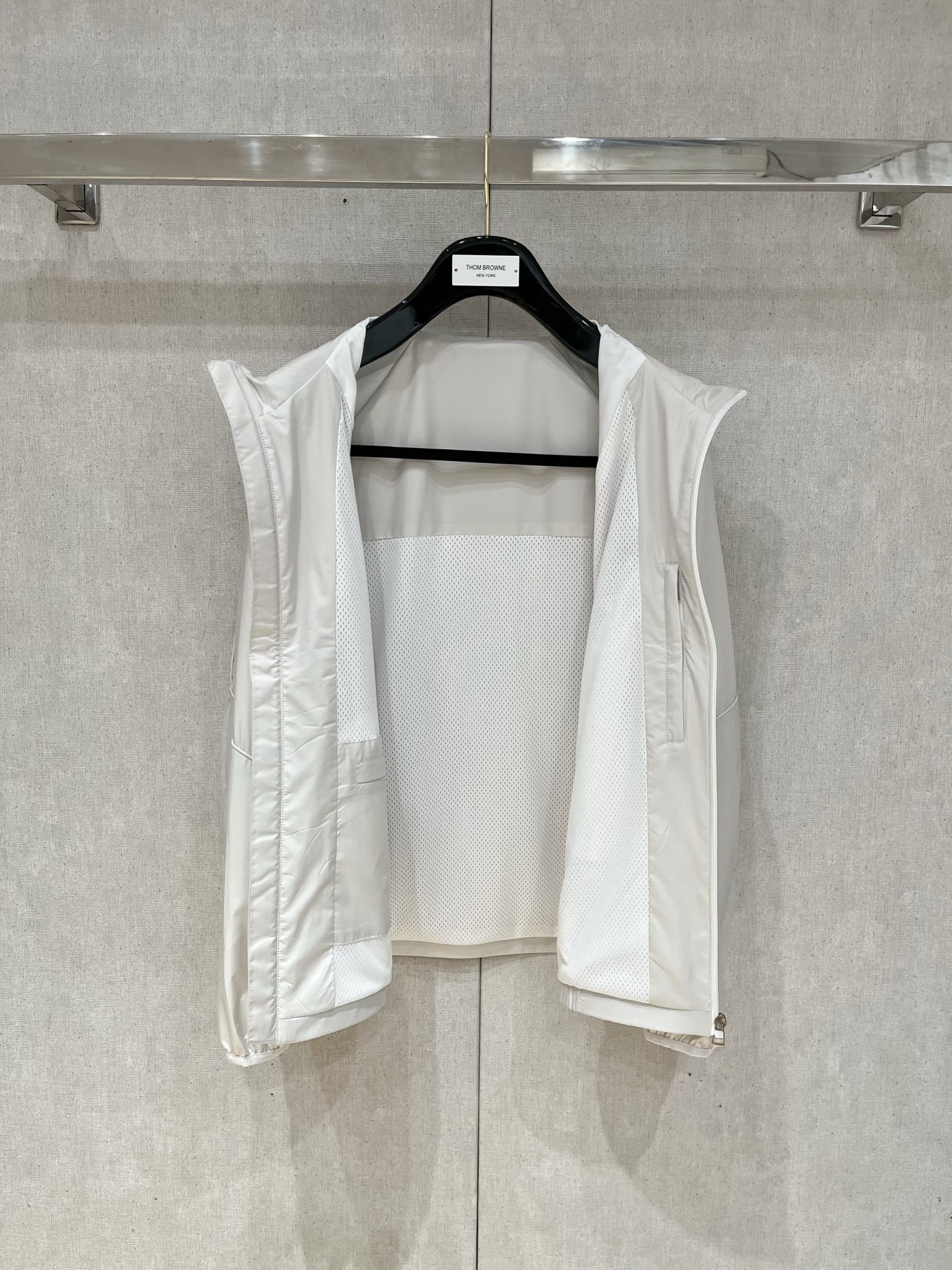 
蒙口 2025ss新款夹克外套，秀场新品‼品相非常完美，舒适保暖，三标齐全色泽饱满诱人，非常出彩的设计