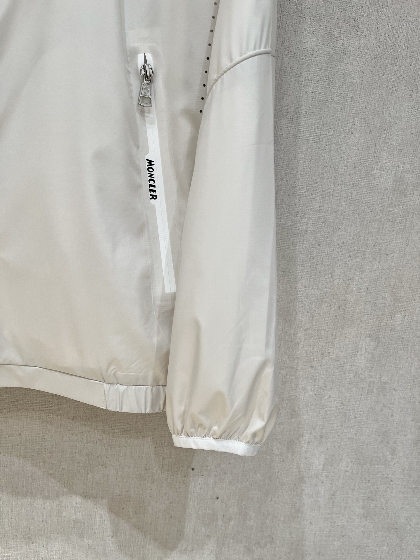 
蒙口 2025ss新款夹克外套，秀场新品‼品相非常完美，舒适保暖，三标齐全色泽饱满诱人，非常出彩的设计