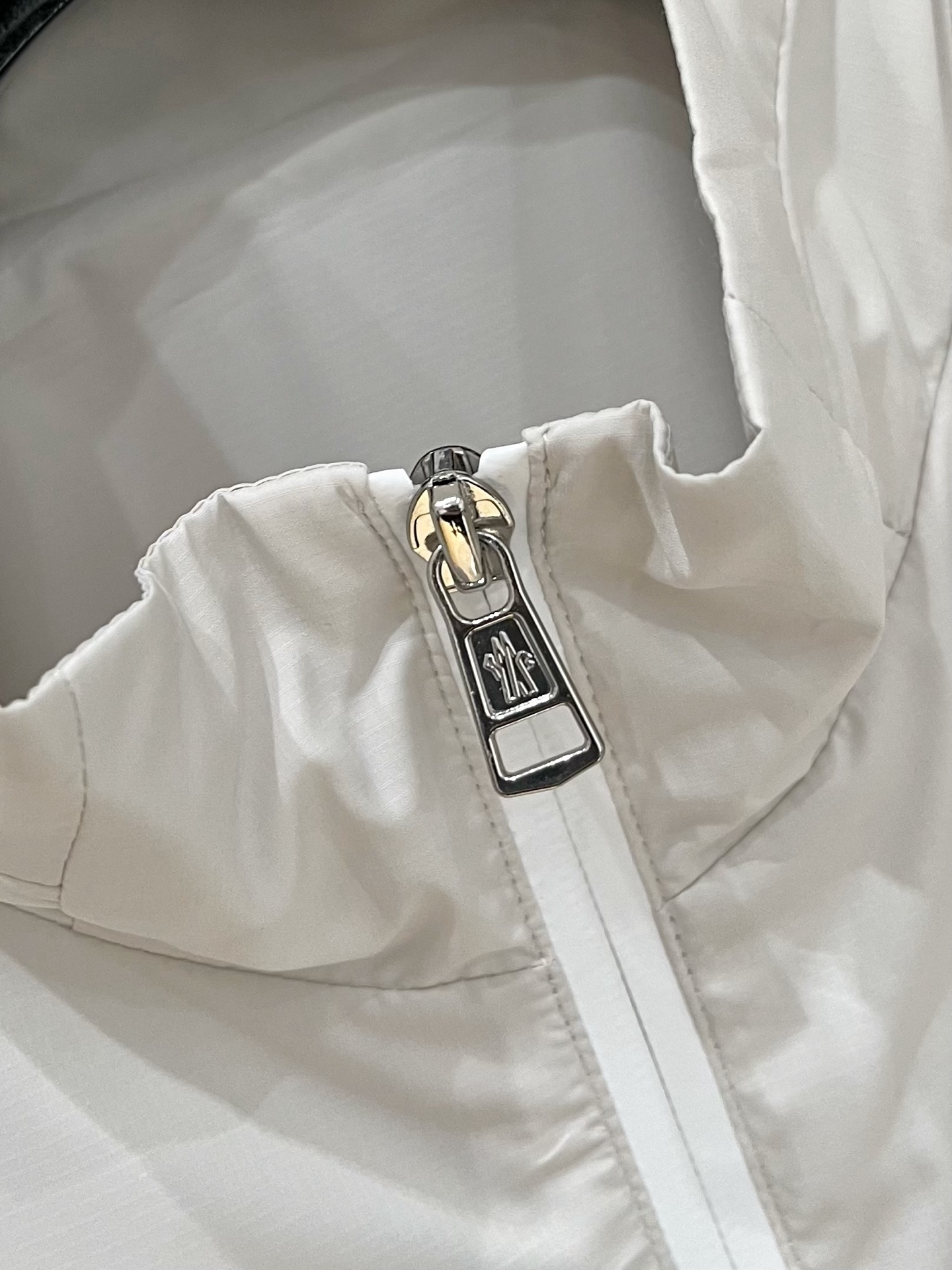 
蒙口 2025ss新款夹克外套，秀场新品‼品相非常完美，舒适保暖，三标齐全色泽饱满诱人，非常出彩的设计