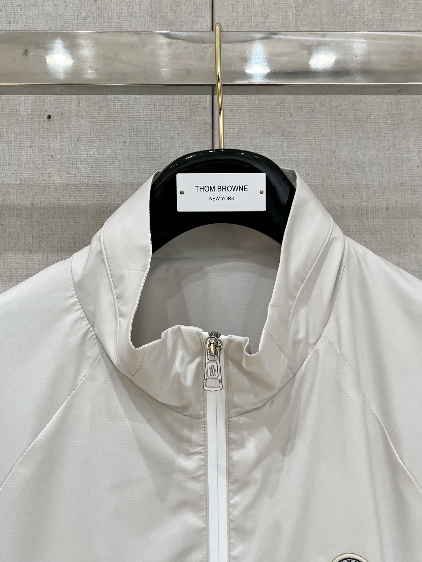 
蒙口 2025ss新款夹克外套，秀场新品‼品相非常完美，舒适保暖，三标齐全色泽饱满诱人，非常出彩的设计