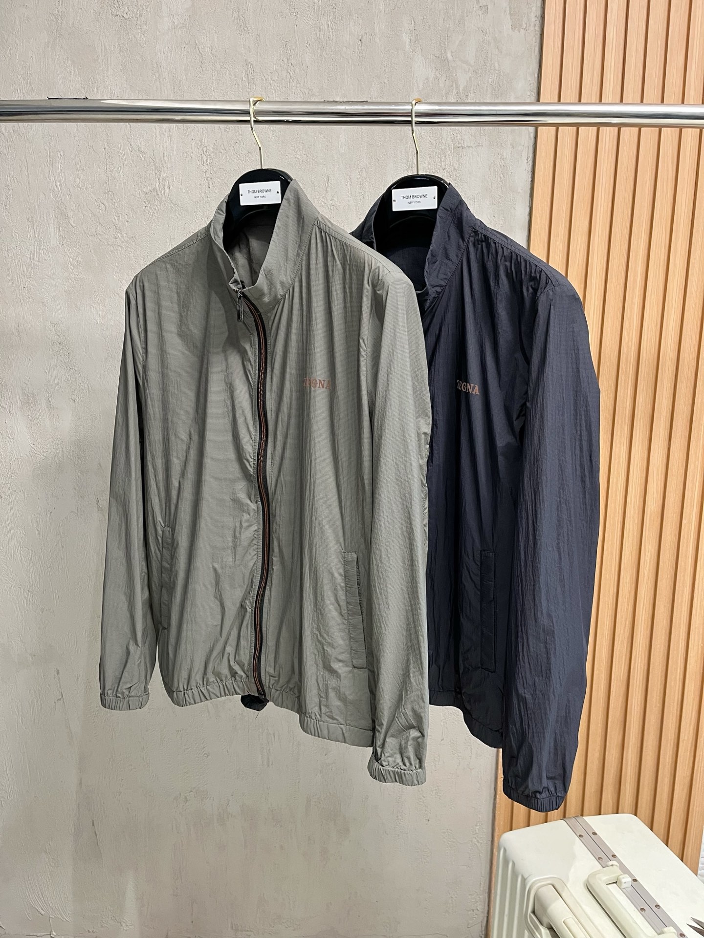 NO:528282,Jenia's new spring and summer 2025 men's sun protection suit thin jacket, unique customized sun protection technology fabric, combined with a cool coating, body feels cool and not stuffy, and quickly dry after sweating, suitable for outdoor activities in summer. Lightweight and breathable, high comfort, ultra-light and portable, foldable into the size of a palm, stored in its own pocket, carrying it without burden. It copes with light rain or humid environments at the beach, and has basic windproof performance, suitable for outdoor changing weather. Zippered pockets are convenient to store small objects; the cuffs are tightly adjusted, and the hem drawstring enhances fit, preventing the jacket from shifting during movement. It is both fashionable and practical, simple and versatile, and neatly tailored, providing solid color, gradient color or contrasting color design to meet the needs of daily commuting, sports and leisure and other scene matching needs. The same style for men and women, neutral style design, suitable for different body shapes, and provides multiple size choices to improve wear inclusiveness.  The sunscreen jacket not only has professional sun protection functions, but also has become a must-have item for summer outdoor protection and fashionable outfits through lightweight materials, humanized details and trendy design.19860909杰尼亚 2025春夏新款男士防晒服轻薄外套,独特订制防晒科技面料,结合凉感涂层体感清凉不闷热,出汗后速干,适合夏季户外活动. 轻量透气,舒适度高,超轻便携,可折叠成巴掌大小,收纳进自带口袋,随身携带无负担.应对小雨或海边潮湿环境,同时具备基础防风性能,适合户外多变天气. 拉链口袋方便存放小物；袖口松紧调节、下摆抽绳增强贴合性,防止活动时外套移位. 时尚与实用兼备,简约百搭,剪裁利落,提供纯色、渐变色或撞色设计,满足日常通勤、运动休闲等场景搭配需求. 男女同款,中性版型设计,适配不同体型,提供多尺码选择,提升穿着包容性. 防晒外套不仅具备专业防晒功能,更通过轻量化材质、人性化细节和潮流设计,成为夏季户外防护与时尚穿搭的必备单品. 码数M-XXXL,,zegna,jackets & coats,alexander wang,Men's clothing