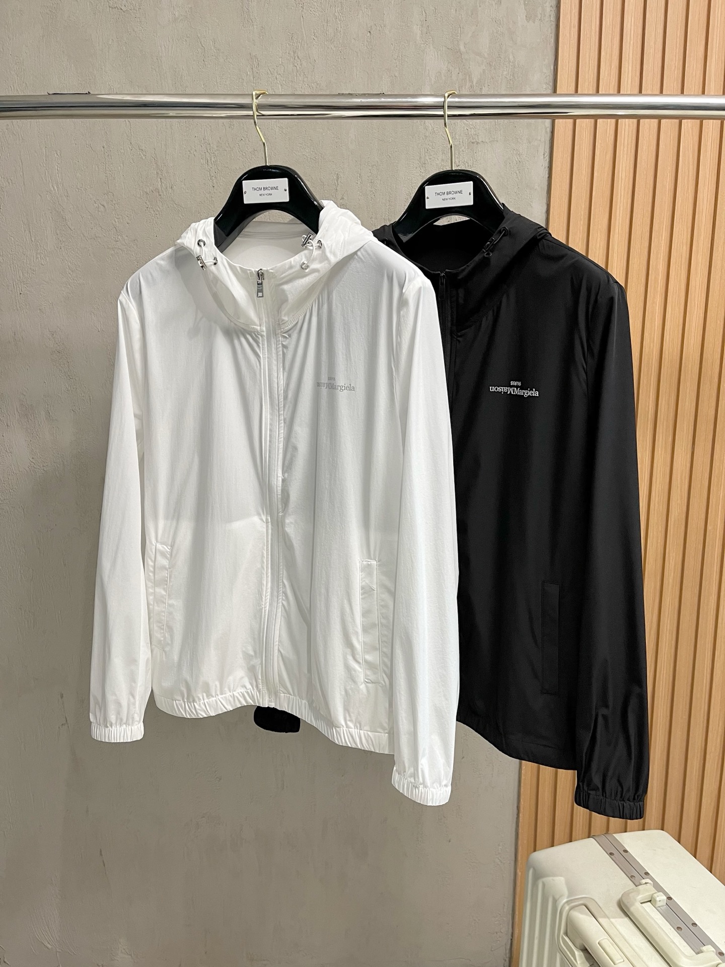 NO:528285,Majila's new spring and summer 2025 men's sun protection suit thin jacket, unique customized sun protection technology fabric, combined with a cool coating, body feels cool and not stuffy, and quickly dry after sweating, suitable for outdoor activities in summer. Lightweight and breathable, high comfort, ultra-light and portable, foldable into the size of a palm, stored in its own pocket, carrying it without burden. It copes with light rain or humid environments at the beach, and has basic windproof performance, suitable for outdoor changing weather. Zippered pockets are convenient to store small objects; the cuffs are tightly adjusted and the hem drawstring enhances fit, preventing the jacket from shifting during activities. It is both fashionable and practical, simple and versatile, and has neat tailoring. It provides solid color, gradient color or contrasting color design to meet the needs of daily commuting, sports and leisure and other scene matching needs. The same style for men and women, neutral style design, suitable for different body shapes, and provides multiple size choices to improve wear inclusiveness.  The sunscreen jacket not only has professional sun protection functions, but also has become a must-have item for summer outdoor protection and fashionable outfits through lightweight materials, humanized details and trendy design.19860909马吉拉 2025春夏新款男士防晒服轻薄外套,独特订制防晒科技面料,结合凉感涂层体感清凉不闷热,出汗后速干,适合夏季户外活动. 轻量透气,舒适度高,超轻便携,可折叠成巴掌大小,收纳进自带口袋,随身携带无负担.应对小雨或海边潮湿环境,同时具备基础防风性能,适合户外多变天气. 拉链口袋方便存放小物；袖口松紧调节、下摆抽绳增强贴合性,防止活动时外套移位. 时尚与实用兼备,简约百搭,剪裁利落,提供纯色、渐变色或撞色设计,满足日常通勤、运动休闲等场景搭配需求. 男女同款,中性版型设计,适配不同体型,提供多尺码选择,提升穿着包容性. 防晒外套不仅具备专业防晒功能,更通过轻量化材质、人性化细节和潮流设计,成为夏季户外防护与时尚穿搭的必备单品. 码数M-XXXL,,masion margiela,jackets & coats,alexander wang,Men's clothing