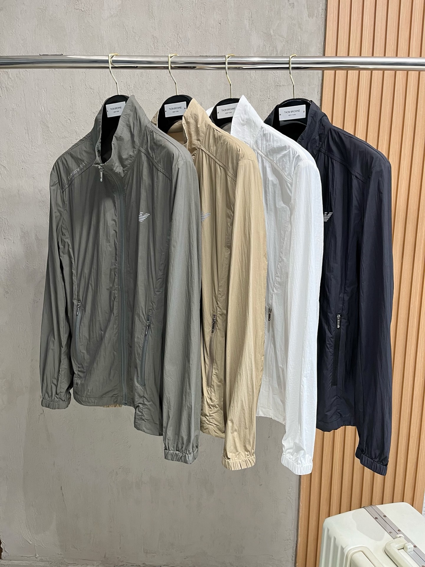 NO:527152,Armani's new spring and summer 2025 men's sun protection suit thin jacket, unique customized sun protection technology fabric, combined with a cool coating, body feels cool and not stuffy, and quickly dry after sweating, suitable for outdoor activities in summer. Lightweight and breathable, high comfort, ultra-light and portable, foldable into the size of a palm, stored in its own pocket, carrying it without burden. It copes with light rain or humid environments at the beach, and has basic windproof performance, suitable for outdoor changing weather. Zippered pockets are convenient to store small objects; the cuffs are tightly adjusted, and the hem drawstring enhances fit, preventing the jacket from shifting during activities. It is both fashionable and practical, simple and versatile, and neatly tailored, providing solid color, gradient color or contrasting color design to meet the needs of daily commuting, sports and leisure and other scene matching needs. The same style for men and women, neutral style design, suitable for different body shapes, and provides multiple size choices to improve wear inclusiveness.  The sunscreen jacket not only has professional sun protection functions, but also has become a must-have item for summer outdoor protection and fashionable outfits through lightweight materials, humanized details and trendy design.19860909阿玛尼 2025春夏新款男士防晒服轻薄外套,独特订制防晒科技面料,结合凉感涂层体感清凉不闷热,出汗后速干,适合夏季户外活动. 轻量透气,舒适度高,超轻便携,可折叠成巴掌大小,收纳进自带口袋,随身携带无负担.应对小雨或海边潮湿环境,同时具备基础防风性能,适合户外多变天气. 拉链口袋方便存放小物；袖口松紧调节、下摆抽绳增强贴合性,防止活动时外套移位. 时尚与实用兼备,简约百搭,剪裁利落,提供纯色、渐变色或撞色设计,满足日常通勤、运动休闲等场景搭配需求. 男女同款,中性版型设计,适配不同体型,提供多尺码选择,提升穿着包容性. 防晒外套不仅具备专业防晒功能,更通过轻量化材质、人性化细节和潮流设计,成为夏季户外防护与时尚穿搭的必备单品. 码数M-XXXL,,armani,jackets & coats,alexander wang,Men's clothing