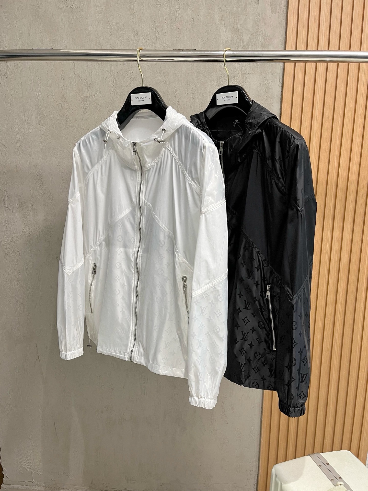 NO:527154,Lv 2025 spring and summer new men's sun protection suit thin jacket, unique customized sun protection technology fabric, combined with a cool coating, body feels cool and not stuffy, and quickly dry after sweating, suitable for outdoor activities in summer. Lightweight and breathable, high comfort, ultra-light and portable, foldable into the size of a palm, stored in your own pocket, carrying it without burden. It copes with light rain or humid environments at the beach, and has basic windproof performance, suitable for outdoor changing weather. Zippered pockets are convenient to store small objects; the cuffs are tightly adjusted and the hem drawstring enhances fit, preventing the jacket from shifting during movement. It is both fashionable and practical, simple and versatile, and has neat tailoring. It provides solid color, gradient color or contrasting color design to meet the needs of daily commuting, sports and leisure and other scene matching needs. The same style for men and women, neutral style design, suitable for different body shapes, and provides multiple size choices to improve wear inclusiveness.  The sunscreen jacket not only has professional sun protection functions, but also has become a must-have item for summer outdoor protection and fashionable outfits through lightweight materials, humanized details and trendy design.19860909Lv 2025春夏新款男士防晒服轻薄外套,独特订制防晒科技面料,结合凉感涂层体感清凉不闷热,出汗后速干,适合夏季户外活动. 轻量透气,舒适度高,超轻便携,可折叠成巴掌大小,收纳进自带口袋,随身携带无负担.应对小雨或海边潮湿环境,同时具备基础防风性能,适合户外多变天气. 拉链口袋方便存放小物；袖口松紧调节、下摆抽绳增强贴合性,防止活动时外套移位. 时尚与实用兼备,简约百搭,剪裁利落,提供纯色、渐变色或撞色设计,满足日常通勤、运动休闲等场景搭配需求. 男女同款,中性版型设计,适配不同体型,提供多尺码选择,提升穿着包容性. 防晒外套不仅具备专业防晒功能,更通过轻量化材质、人性化细节和潮流设计,成为夏季户外防护与时尚穿搭的必备单品. 码数M-XXXL,,louis vuitton,jackets & coats,alexander wang,Men's clothing