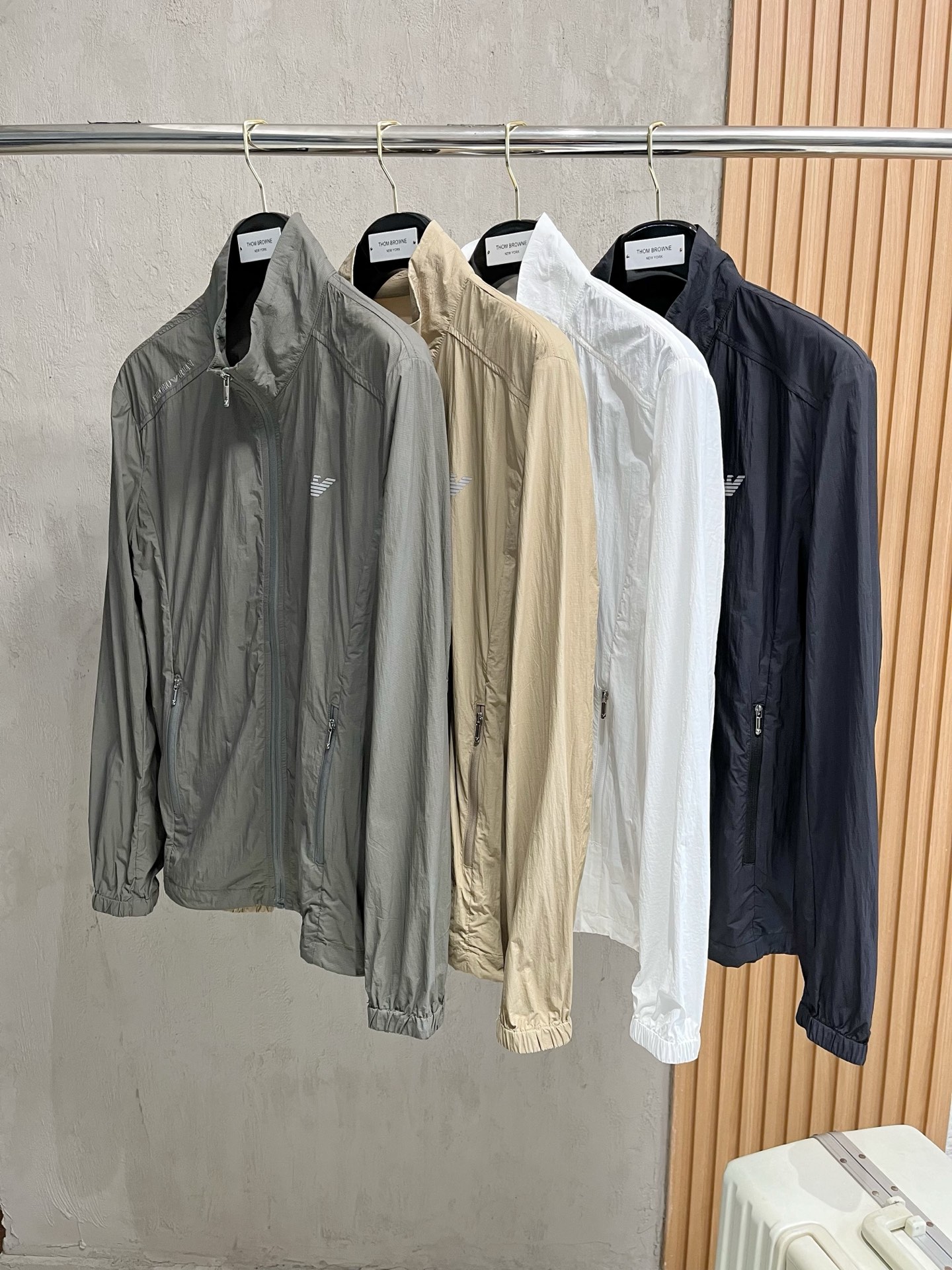 NO:528288,Armani's new spring and summer 2025 men's sun protection suit thin jacket, unique customized sun protection technology fabric, combined with a cool coating, body feels cool and not stuffy, and quickly dry after sweating, suitable for outdoor activities in summer. Lightweight and breathable, high comfort, ultra-light and portable, foldable into the size of a palm, stored in its own pocket, carrying it without burden. It copes with light rain or humid environments at the beach, and has basic windproof performance, suitable for outdoor changing weather. Zippered pockets are convenient to store small objects; the cuffs are tightly adjusted, and the hem drawstring enhances fit, preventing the jacket from shifting during movement. It is both fashionable and practical, simple and versatile, and has neat tailoring. It provides solid color, gradient color or contrasting color design to meet the needs of daily commuting, sports and leisure and other scene matching needs. The same style for men and women, neutral style design, suitable for different body shapes, and provides multiple size choices to improve wear inclusiveness.  The sunscreen jacket not only has professional sun protection functions, but also has become a must-have item for summer outdoor protection and fashionable outfits through lightweight materials, humanized details and trendy design.19860909阿玛尼 2025春夏新款男士防晒服轻薄外套,独特订制防晒科技面料,结合凉感涂层体感清凉不闷热,出汗后速干,适合夏季户外活动. 轻量透气,舒适度高,超轻便携,可折叠成巴掌大小,收纳进自带口袋,随身携带无负担.应对小雨或海边潮湿环境,同时具备基础防风性能,适合户外多变天气. 拉链口袋方便存放小物；袖口松紧调节、下摆抽绳增强贴合性,防止活动时外套移位. 时尚与实用兼备,简约百搭,剪裁利落,提供纯色、渐变色或撞色设计,满足日常通勤、运动休闲等场景搭配需求. 男女同款,中性版型设计,适配不同体型,提供多尺码选择,提升穿着包容性. 防晒外套不仅具备专业防晒功能,更通过轻量化材质、人性化细节和潮流设计,成为夏季户外防护与时尚穿搭的必备单品. 码数M-XXXL,,armani,jackets & coats,alexander wang,Men's clothing