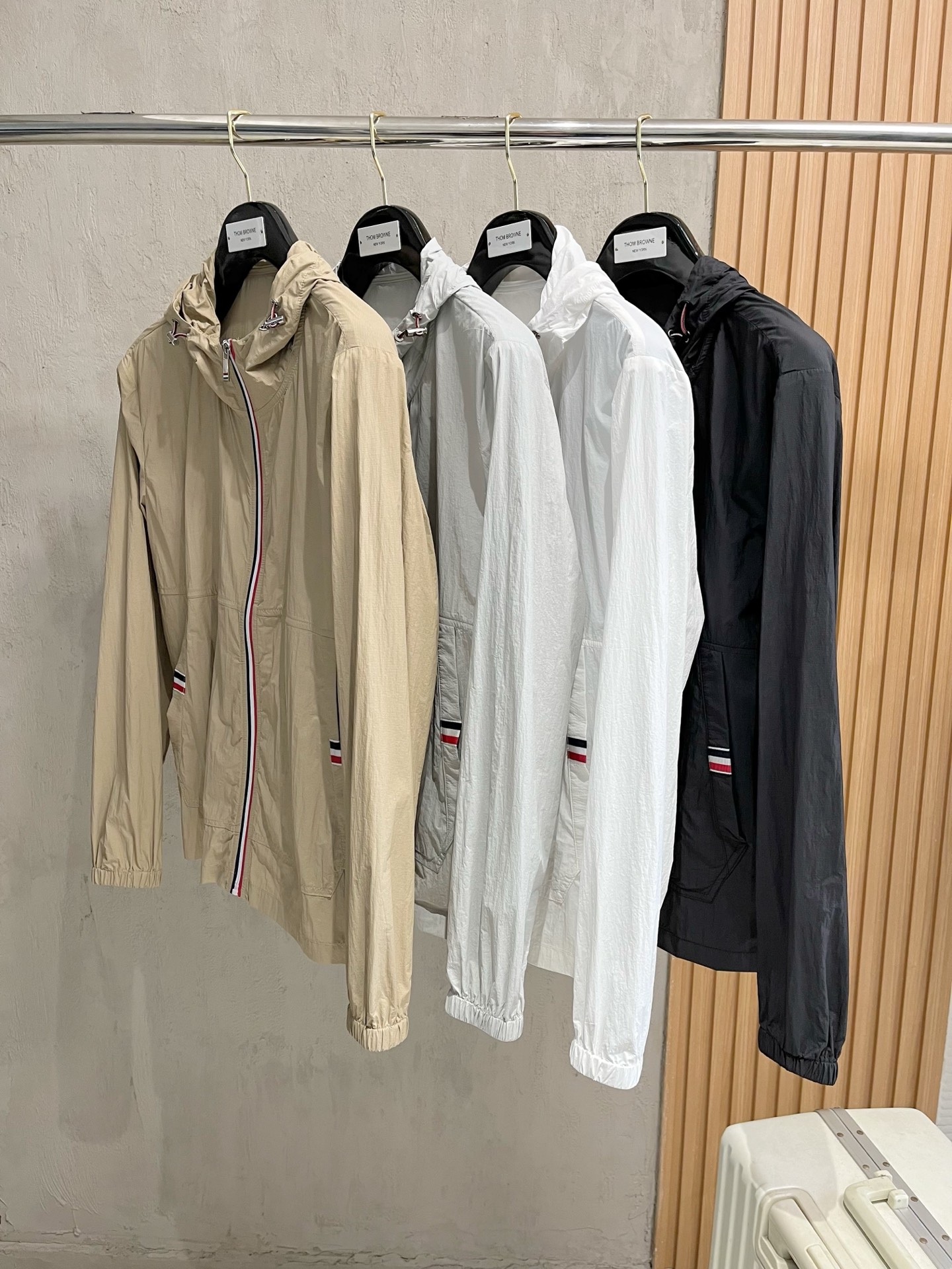 NO:527156,TB 2025 spring and summer new men's sun protection suit thin jacket, unique customized sun protection technology fabric, combined with a cool coating, body feels cool and not stuffy, and quickly dry after sweating, suitable for outdoor activities in summer. Lightweight and breathable, high comfort, ultra-light and portable, foldable into the size of a palm, stored in your own pocket, carrying it without burden. It copes with light rain or humid environments at the beach, and has basic windproof performance, suitable for outdoor changing weather. Zippered pockets are convenient to store small objects; the cuffs are tightly adjusted, and the hem drawstring enhances fit, preventing the jacket from shifting during movement. It is both fashionable and practical, simple and versatile, and neatly tailored, providing solid color, gradient color or contrasting color design to meet the needs of daily commuting, sports and leisure and other scene matching needs. The same style for men and women, neutral style design, suitable for different body shapes, and provides multiple size choices to improve wear inclusiveness.  The sunscreen jacket not only has professional sun protection functions, but also has become a must-have item for summer outdoor protection and fashionable outfits through lightweight materials, humanized details and trendy design.19860909TB 2025春夏新款男士防晒服轻薄外套,独特订制防晒科技面料,结合凉感涂层体感清凉不闷热,出汗后速干,适合夏季户外活动. 轻量透气,舒适度高,超轻便携,可折叠成巴掌大小,收纳进自带口袋,随身携带无负担.应对小雨或海边潮湿环境,同时具备基础防风性能,适合户外多变天气. 拉链口袋方便存放小物；袖口松紧调节、下摆抽绳增强贴合性,防止活动时外套移位. 时尚与实用兼备,简约百搭,剪裁利落,提供纯色、渐变色或撞色设计,满足日常通勤、运动休闲等场景搭配需求. 男女同款,中性版型设计,适配不同体型,提供多尺码选择,提升穿着包容性. 防晒外套不仅具备专业防晒功能,更通过轻量化材质、人性化细节和潮流设计,成为夏季户外防护与时尚穿搭的必备单品. 码数M-XXXL,,jackets & coats,alexander wang,Men's clothing