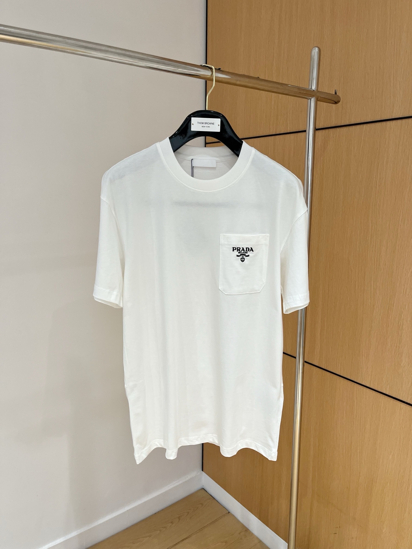 NO:136501,.Prada* 25SS spring and summer new style first-time counter latest short-sleeved round-neck T-shirt, high-end customization, avant-garde and fashionable design!  Brand logo heavy craft design, high-end customized 230g fabric, soft feel, comfortable to wear, exquisite counter-level car line, fine workmanship, invincible and handsome upper body effect!  A must-have item for handsome men!  Color black. White. S-2XL, prada, T-shirt,tees, t-shirt,alexander wang19860909.普拉达* 25SS春夏新款首发专柜最新款短袖圆领T恤 高端订制 设计前卫时尚！品牌logo重工艺设计 高端定制230克面料.手感柔软.穿着舒适.专柜级别精致车线.做工精细.上身效果无敌帅气！型男必备单品！颜色黑色.白色.码数S-2XL,,prada,T-shirt,tees，t-shirt,alexander wang,Men's clothing