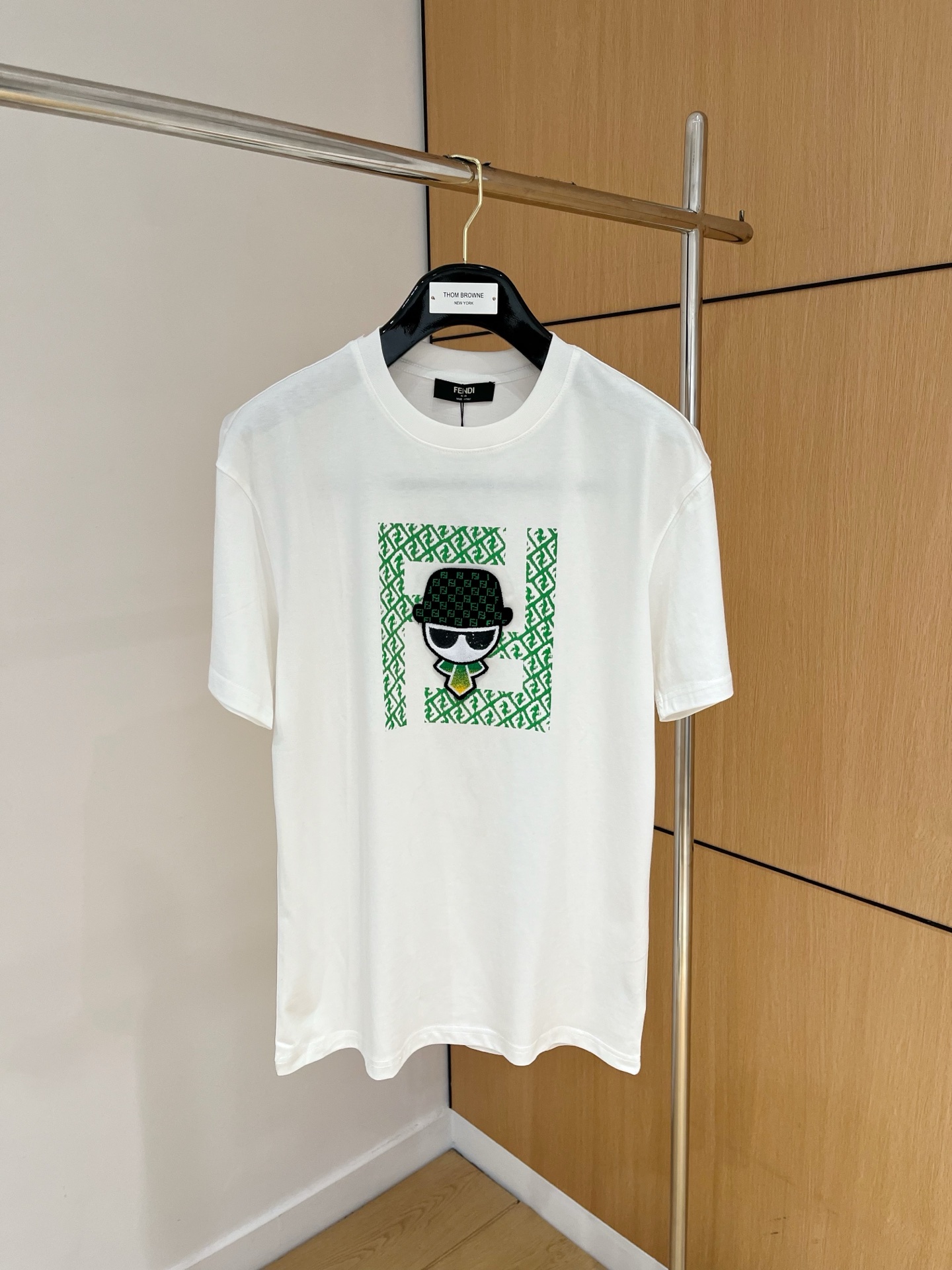 NO:136503,.FD* 25SS spring and summer new style first-time counter latest short-sleeved round-neck T-shirt, high-end customization, avant-garde and fashionable design!  Brand logo heavy craft design, high-end customized 230g fabric, soft feel, comfortable to wear, exquisite counter-level car line, fine workmanship, invincible and handsome upper body effect!  A must-have item for handsome men!  Color black. White. S-2XL, T-shirt,tees, t-shirt,alexander wang19860909.FD* 25SS春夏新款首发专柜最新款短袖圆领T恤 高端订制 设计前卫时尚！品牌logo重工艺设计 高端定制230克面料.手感柔软.穿着舒适.专柜级别精致车线.做工精细.上身效果无敌帅气！型男必备单品！颜色黑色.白色.码数S-2XL,,T-shirt,tees，t-shirt,alexander wang,Men's clothing