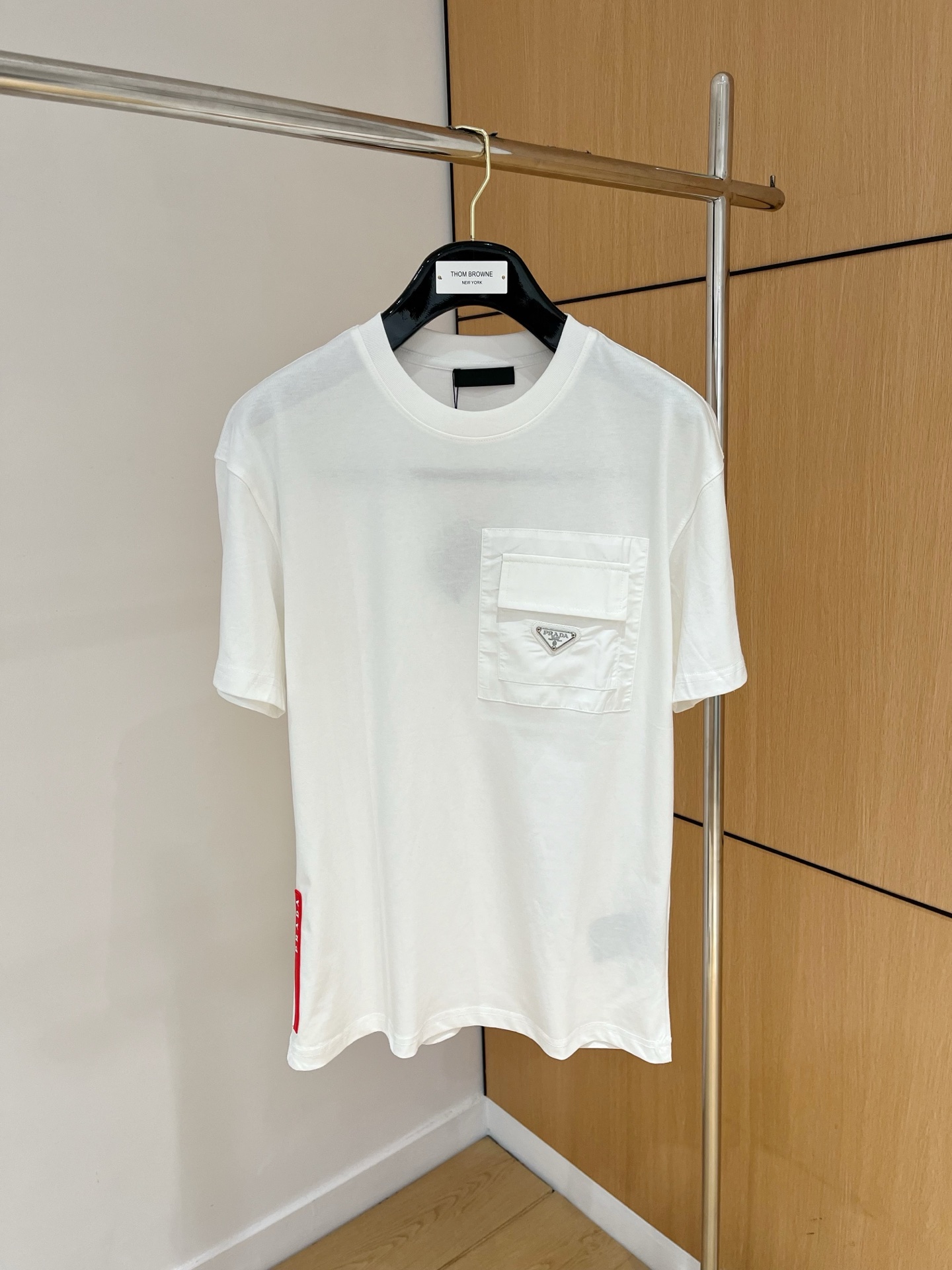 NO:136505,.Prada* 25SS spring and summer new style first-time counter latest short-sleeved round-neck T-shirt, high-end customization, avant-garde and fashionable design!  Brand logo heavy craft design, high-end customized 230g fabric, soft feel, comfortable to wear, exquisite counter-level car line, fine workmanship, invincible and handsome upper body effect!  A must-have item for handsome men!  Color black. White. Code number M-3Xl, prada, T-shirt,tees, t-shirt,alexander wang19860909.普拉达* 25SS春夏新款首发专柜最新款短袖圆领T恤 高端订制 设计前卫时尚！品牌logo重工艺设计 高端定制230克面料.手感柔软.穿着舒适.专柜级别精致车线.做工精细.上身效果无敌帅气！型男必备单品！颜色黑色.白色.码数M-3Xl,,prada,T-shirt,tees，t-shirt,alexander wang,Men's clothing