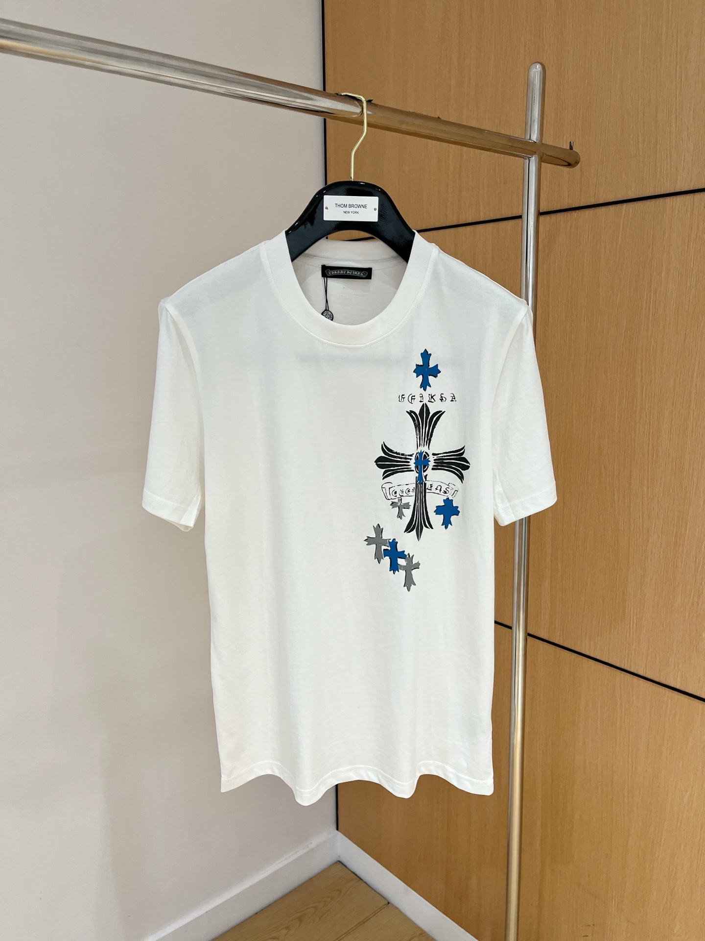 NO:136507,.Croxin Hand-painted* 25SS Spring and Summer New First-Open Counter Latest Short Sleeve Round Neck T-shirt High-end Customized Design Avant-garde and fashionable!  Brand logo heavy craft design, high-end customized 230g fabric, soft feel, comfortable to wear, exquisite counter-level car line, fine workmanship, invincible and handsome upper body effect!  A must-have item for handsome men!  Color black. White. S-2Xl, chrome hearts, T-shirt, tees, t-shirt, alexander wang19860909.克罗心 手绘* 25SS春夏新款首发专柜最新款短袖圆领T恤 高端订制 设计前卫时尚！品牌logo重工艺设计 高端定制230克面料.手感柔软.穿着舒适.专柜级别精致车线.做工精细.上身效果无敌帅气！型男必备单品！颜色黑色.白色.码数S-2Xl,,chrome hearts,T-shirt,tees，t-shirt,alexander wang,Men's clothing