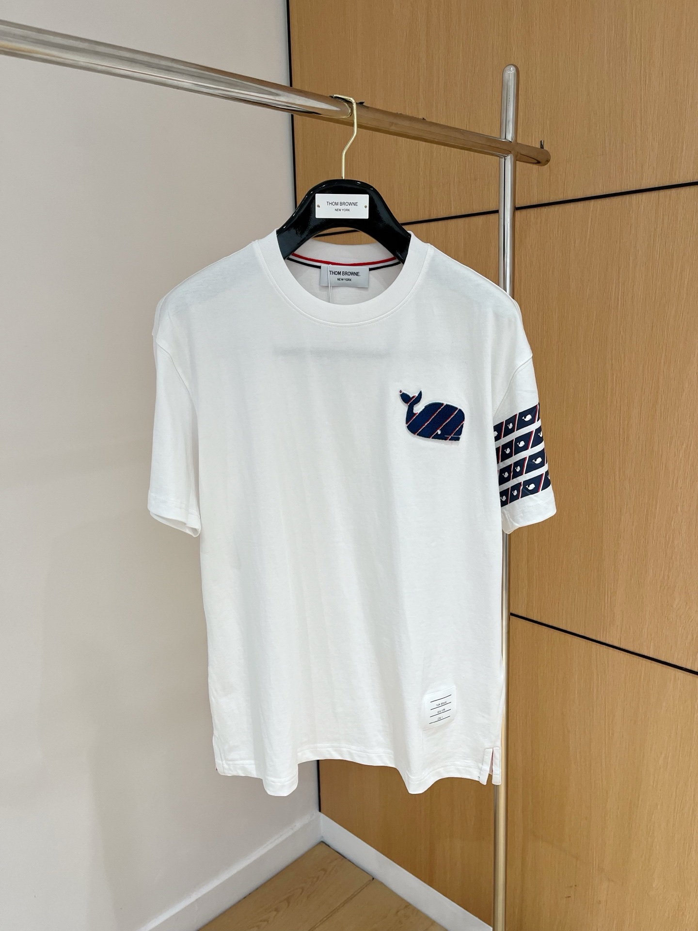NO:136509,.TB * 25SS spring and summer new style first-time counter latest short-sleeved round-neck T-shirt, high-end customization, avant-garde and fashionable design!  Brand logo heavy craft design, high-end customized 230g fabric, soft feel, comfortable to wear, exquisite counter-level car line, fine workmanship, invincible and handsome upper body effect!  A must-have item for handsome men!  Color black. White. Number of codes M-3Xl, T-shirt,tees, t-shirt,alexander wang19860909.TB * 25SS春夏新款首发专柜最新款短袖圆领T恤 高端订制 设计前卫时尚！品牌logo重工艺设计 高端定制230克面料.手感柔软.穿着舒适.专柜级别精致车线.做工精细.上身效果无敌帅气！型男必备单品！颜色黑色.白色.码数M-3Xl,,T-shirt,tees，t-shirt,alexander wang,Men's clothing