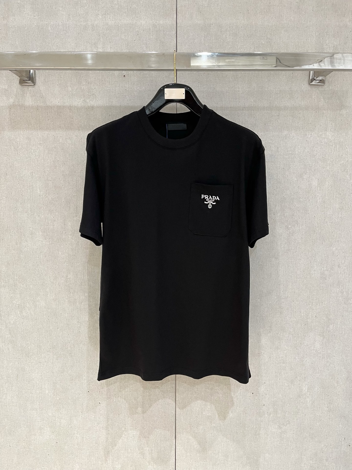 NO:474679,Prada * 25SS spring and summer new style first-time counter latest short-sleeved round-neck T-shirt, high-end customization, avant-garde and fashionable design!  Brand logo heavy craft design, high-end customized 230g fabric, soft feel, comfortable to wear, exquisite counter-level car line, fine workmanship, invincible and handsome upper body effect!  A must-have item for handsome men!  Color black. White. S-2XL, prada, T-shirt,tees, t-shirt,alexander wang19860909普拉达 * 25SS春夏新款首发专柜最新款短袖圆领T恤 高端订制 设计前卫时尚！品牌logo重工艺设计 高端定制230克面料.手感柔软.穿着舒适.专柜级别精致车线.做工精细.上身效果无敌帅气！型男必备单品！颜色黑色.白色.码数S-2XL,,prada,T-shirt,tees，t-shirt,alexander wang,Men's clothing