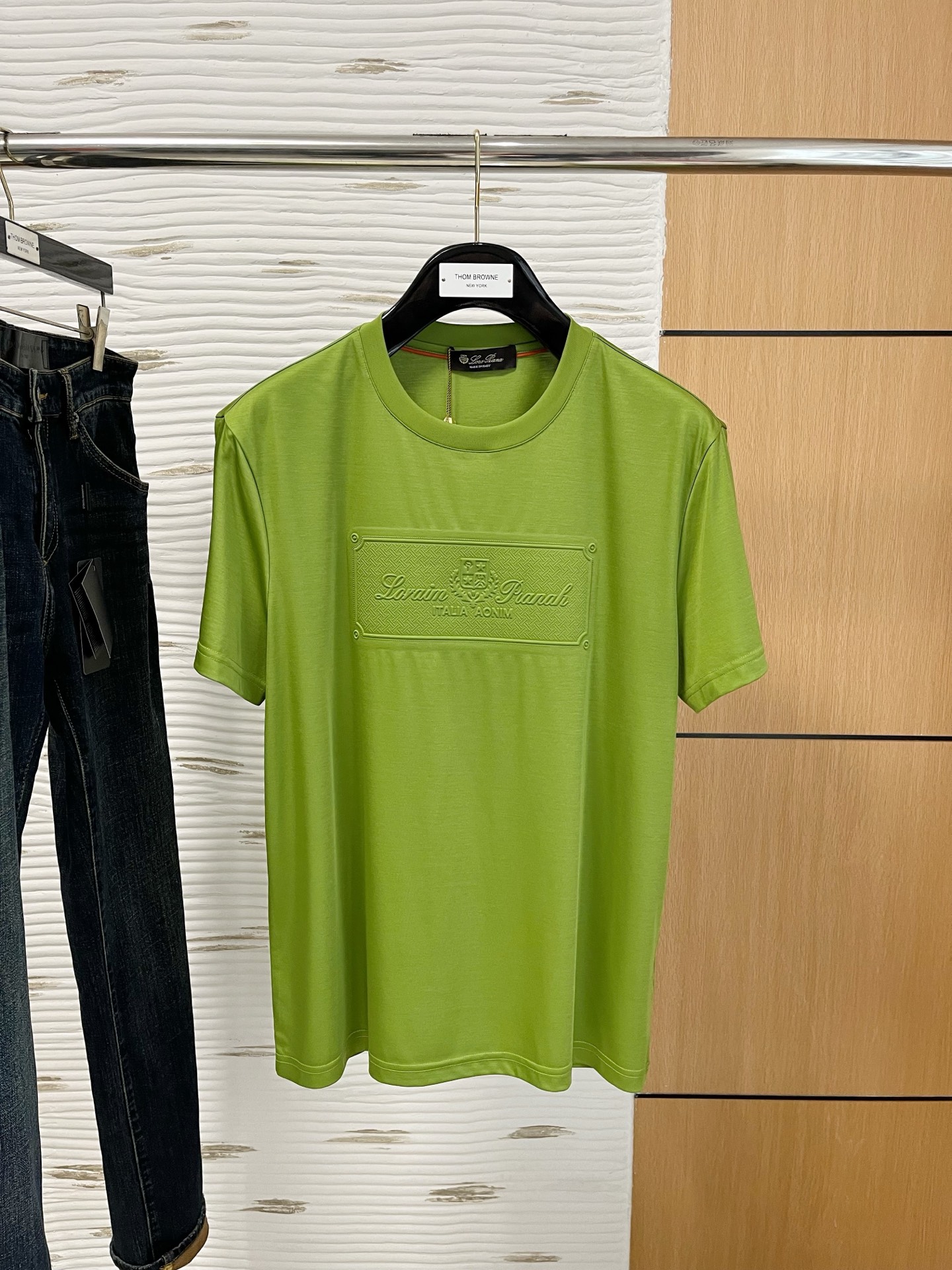 NO:154374,The counter official website will be released simultaneously! All accessories are customized for original products, and the trading company's genuine product orders. High-end custom imported fabrics are extracted from natural plant fibers. They are thinner than ordinary cotton fabrics. They feel soft and comfortable to wear. They are not easy to irritate the skin. The fabric is hygroscopic and breathable. Size: 48-56,,alexander wang19860909专柜官网同步发售！辅料全部原版定制出品,贸易公司真品订单.高级定制进口面料,以天然植物纖維提炼出来,比一般棉织物轻薄 手感柔软,穿着舒适 完全不易有刺激皮肤 面料吸湿性、透气性良好 尺码: 48-56,,alexander wang,Men's clothing