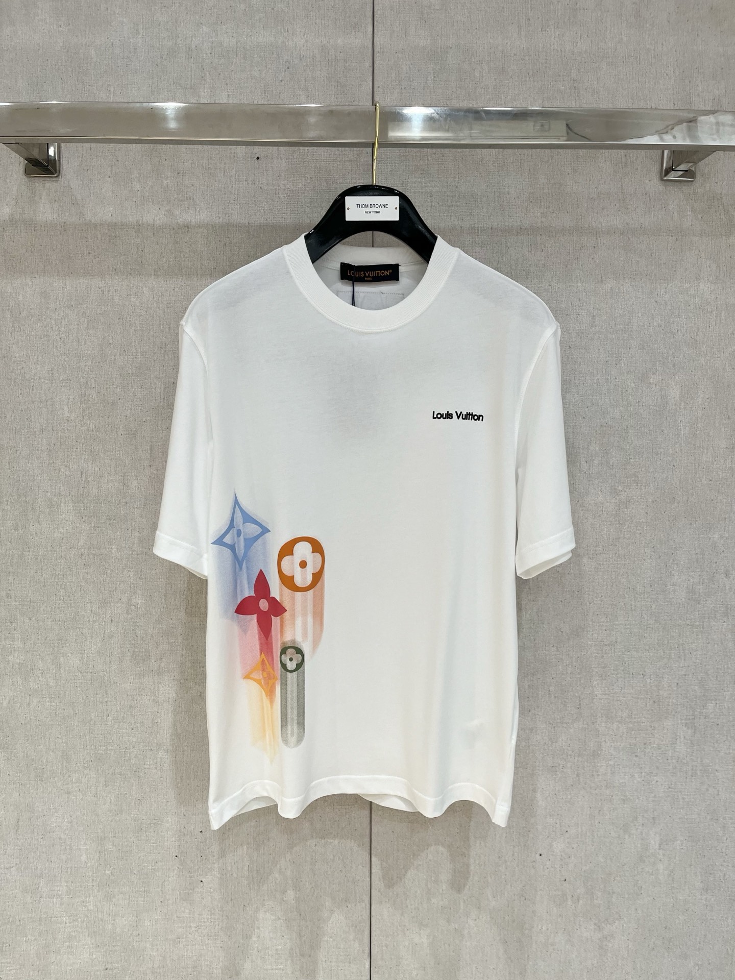 NO:136947,L.Vuitton# 2025 spring and summer new round neck, the latest short-sleeved round neck T-shirt in the first counter, high-end customization, avant-garde and fashionable design, brand logo heavy craftsmanship design, high-end customized original fabric, soft touch, comfortable wearing of the upper body, exquisite car line, fine workmanship, invincible and handsome, must-have items for handsome men, color black and white, S-2XL, T-shirt,tees, t-shirt,alexander wang19860909L.Vuitton# 2025春夏新款圆领 首发专柜最新款短袖圆领T恤 高端订制 设计前卫时尚 品牌logo重工艺设计 高端定制原版面料 手感柔软 上身穿着舒适 专柜级别精致车线 做工精细 上身效果无敌帅气 型男必备单品 颜色黑色.白色 码数S-2XL,,T-shirt,tees，t-shirt,alexander wang,Men's clothing