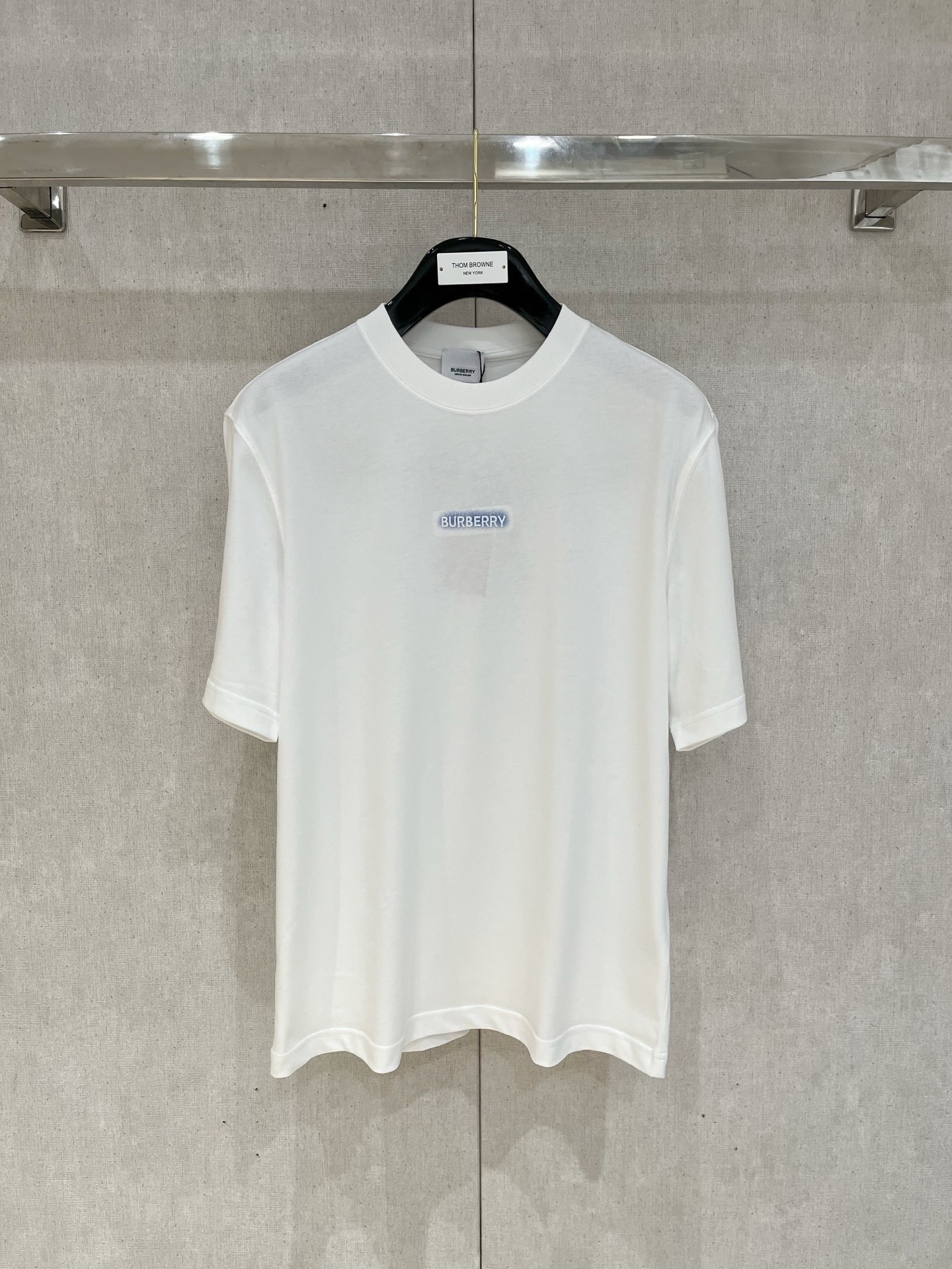 NO:136950,Burberry# 2025 spring and summer new round neck, the latest short-sleeved round neck T-shirt in the first counter, high-end customization, avant-garde and fashionable design, brand logo heavy craftsmanship design, high-end customized original fabric, soft touch, comfortable wearing of the upper body, exquisite car line, fine workmanship, invincible and handsome, must-have items for handsome men, color black and white, S-2XL, burberry, T-shirt,tees, t-shirt,alexander wang19860909Burberry# 2025春夏新款圆领 首发专柜最新款短袖圆领T恤 高端订制 设计前卫时尚 品牌logo重工艺设计 高端定制原版面料 手感柔软 上身穿着舒适 专柜级别精致车线 做工精细 上身效果无敌帅气 型男必备单品 颜色黑色.白色 码数S-2XL,,burberry,T-shirt,tees，t-shirt,alexander wang,Men's clothing