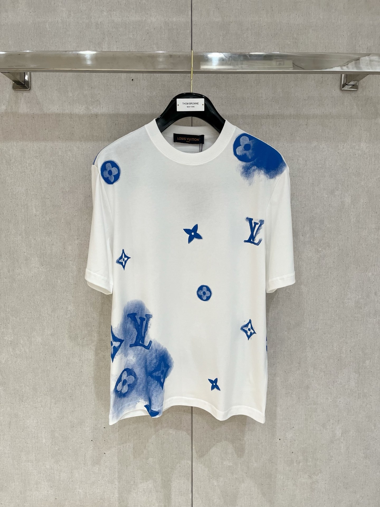 NO:136952,L.Vuitton# 2025 spring and summer new round neck, the latest short-sleeved round neck T-shirt in the first counter, high-end customization, avant-garde and fashionable design, brand logo heavy craftsmanship design, high-end customized original fabric, soft touch, comfortable wearing of the upper body, exquisite car line, fine workmanship, invincible and handsome, must-have items for handsome men, color black and white, S-2XL, T-shirt,tees, t-shirt,alexander wang19860909L.Vuitton# 2025春夏新款圆领 首发专柜最新款短袖圆领T恤 高端订制 设计前卫时尚 品牌logo重工艺设计 高端定制原版面料 手感柔软 上身穿着舒适 专柜级别精致车线 做工精细 上身效果无敌帅气 型男必备单品 颜色黑色.白色 码数S-2XL,,T-shirt,tees，t-shirt,alexander wang,Men's clothing