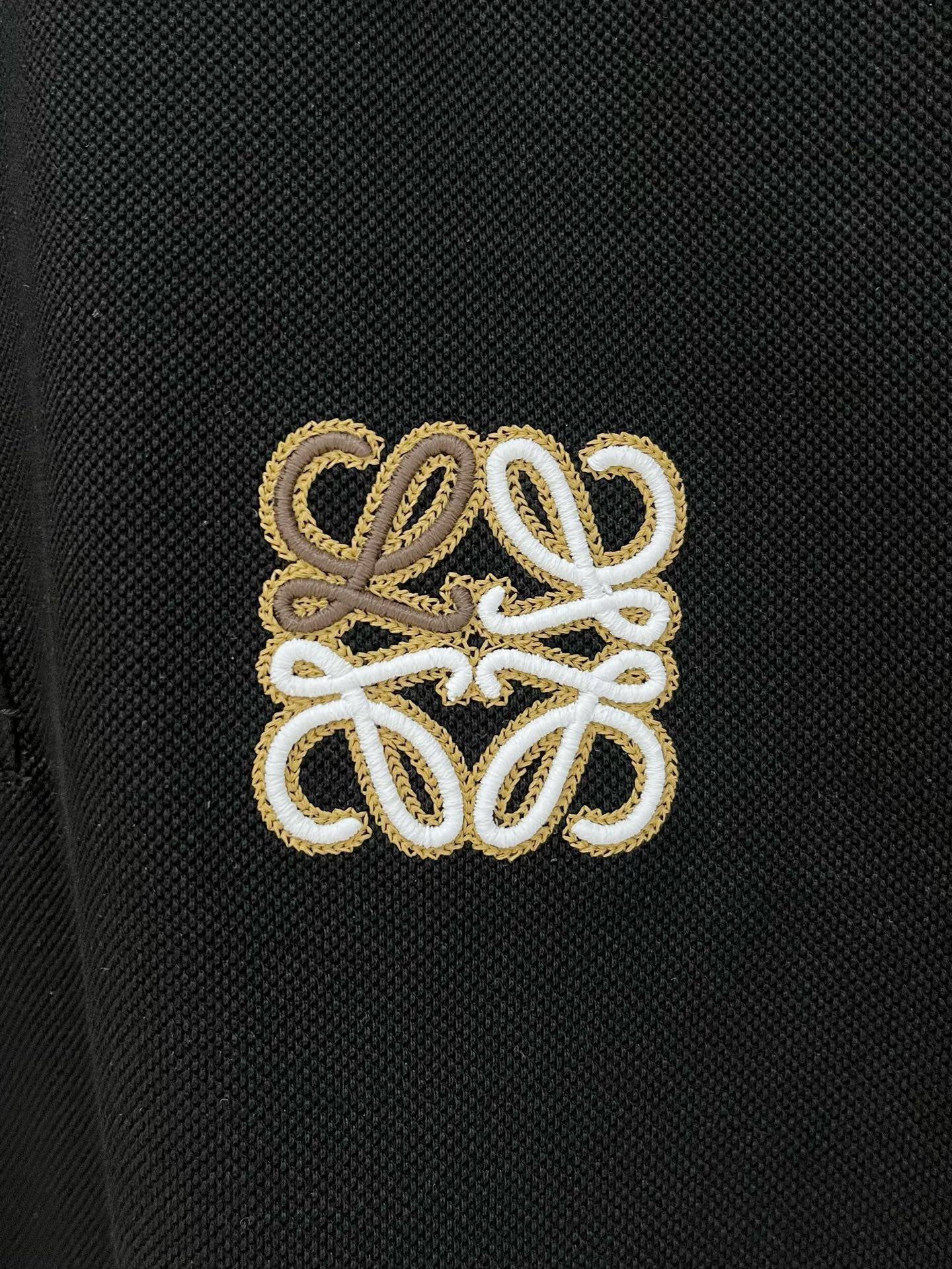 P140🍀 LO# 2025春夏新款首发专柜最新POLO衫 高端订制 设计前卫时尚！品牌logo重工艺设计 高端定制180🍀克面料.手感柔软.穿着舒适.专柜级别精致车线.做工精细.上身效果无敌帅气！型男必备单品！颜色：黑色。白色。灰色。码数：M-3XL