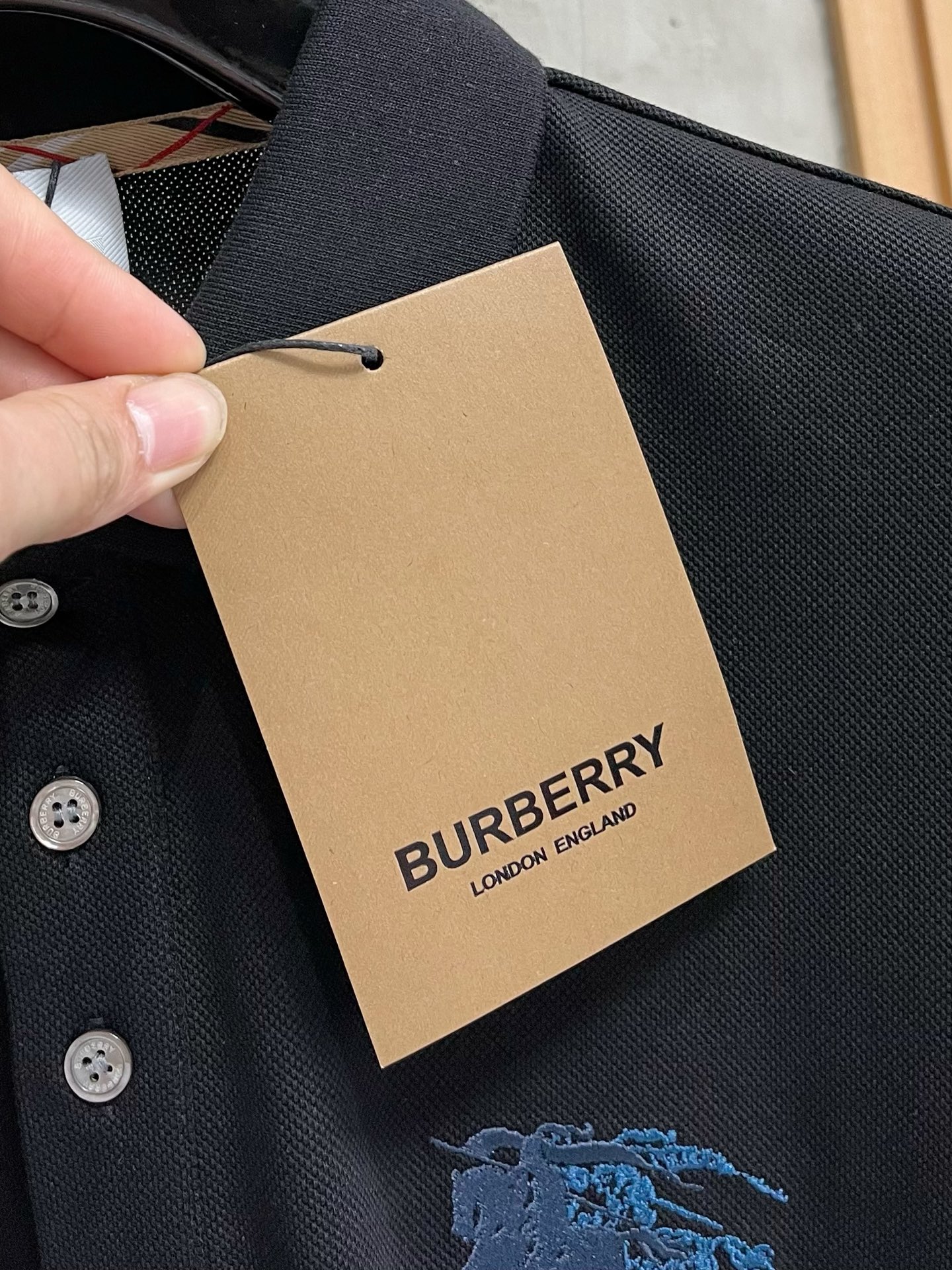    巴宝莉 2025春夏新款男士标识短袖Polo衫，延续经典商务休闲翻领POLO恤.该款Polo衫采用