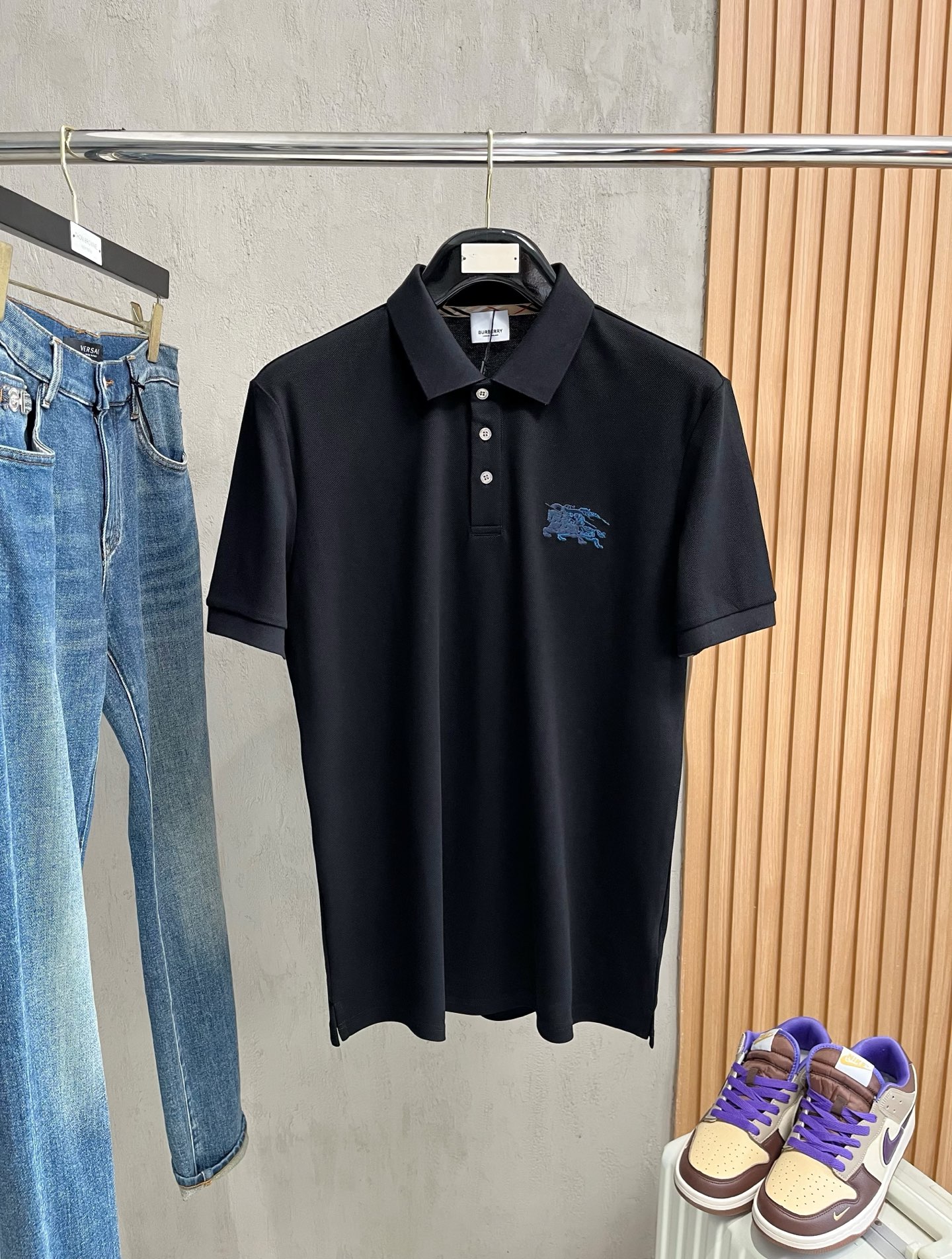    巴宝莉 2025春夏新款男士标识短袖Polo衫，延续经典商务休闲翻领POLO恤.该款Polo衫采用