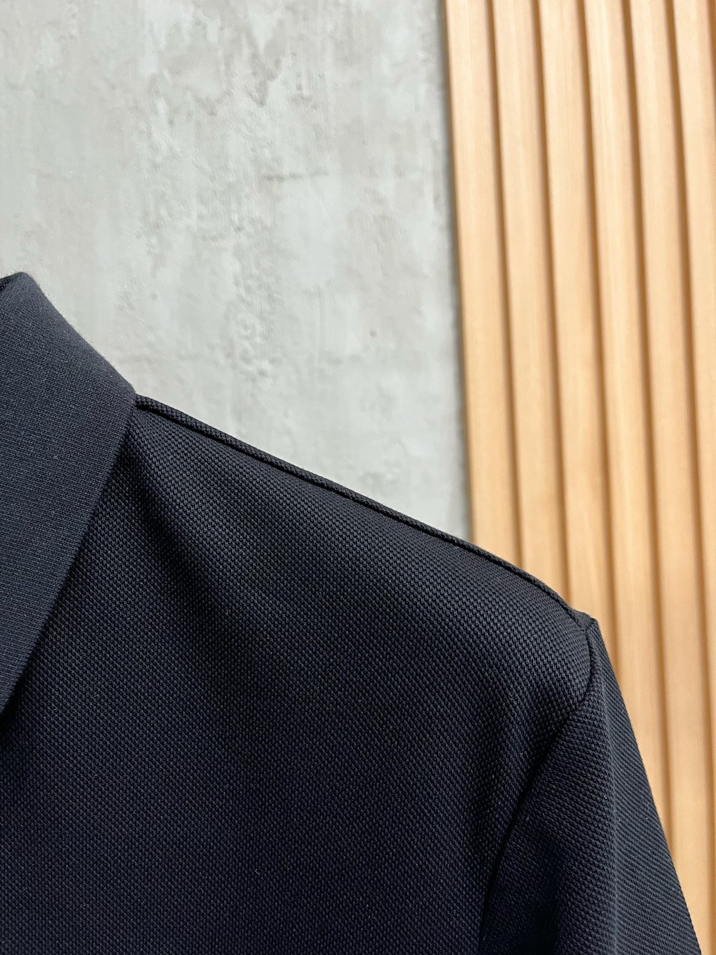    巴宝莉 2025春夏新款男士标识短袖Polo衫，延续经典商务休闲翻领POLO恤.该款Polo衫采用