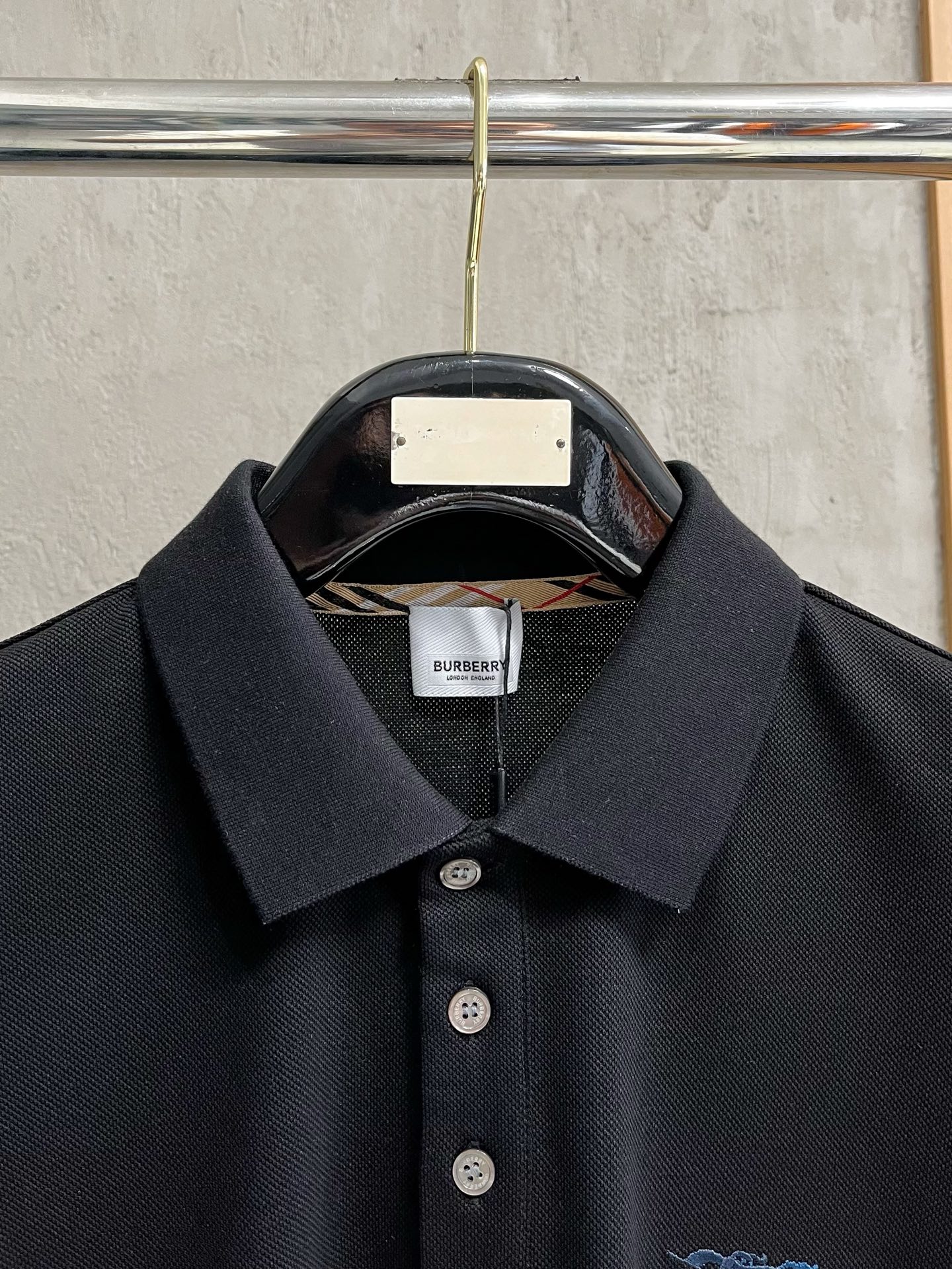    巴宝莉 2025春夏新款男士标识短袖Polo衫，延续经典商务休闲翻领POLO恤.该款Polo衫采用