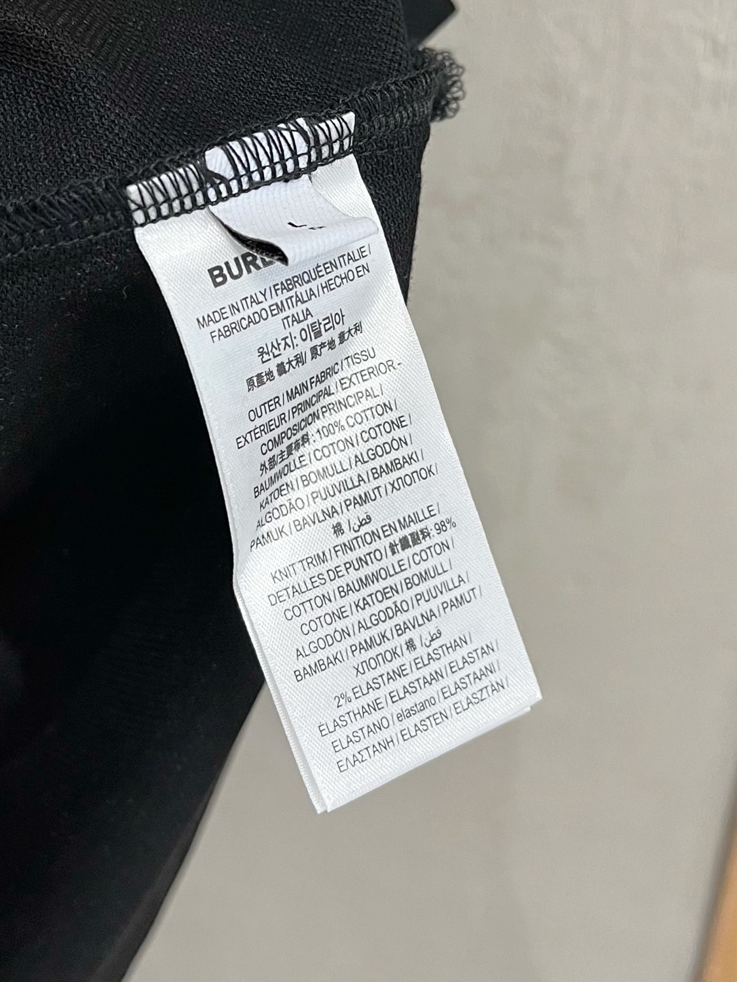    巴宝莉 2025春夏新款男士标识短袖Polo衫，延续经典商务休闲翻领POLO恤.该款Polo衫采用