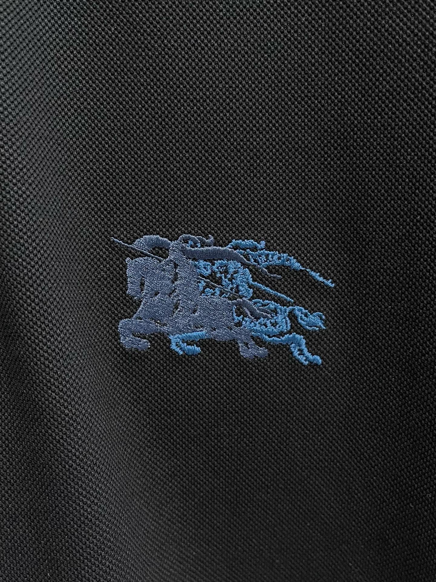    巴宝莉 2025春夏新款男士标识短袖Polo衫，延续经典商务休闲翻领POLO恤.该款Polo衫采用