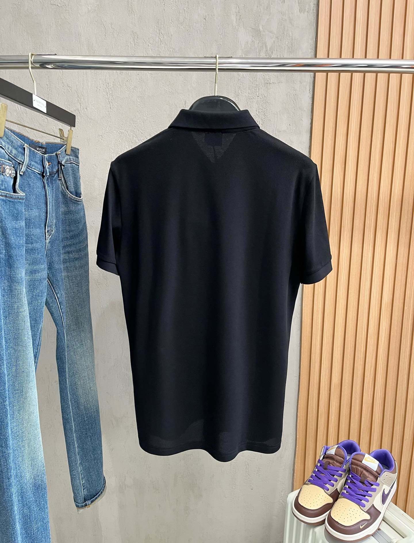    巴宝莉 2025春夏新款男士标识短袖Polo衫，延续经典商务休闲翻领POLO恤.该款Polo衫采用