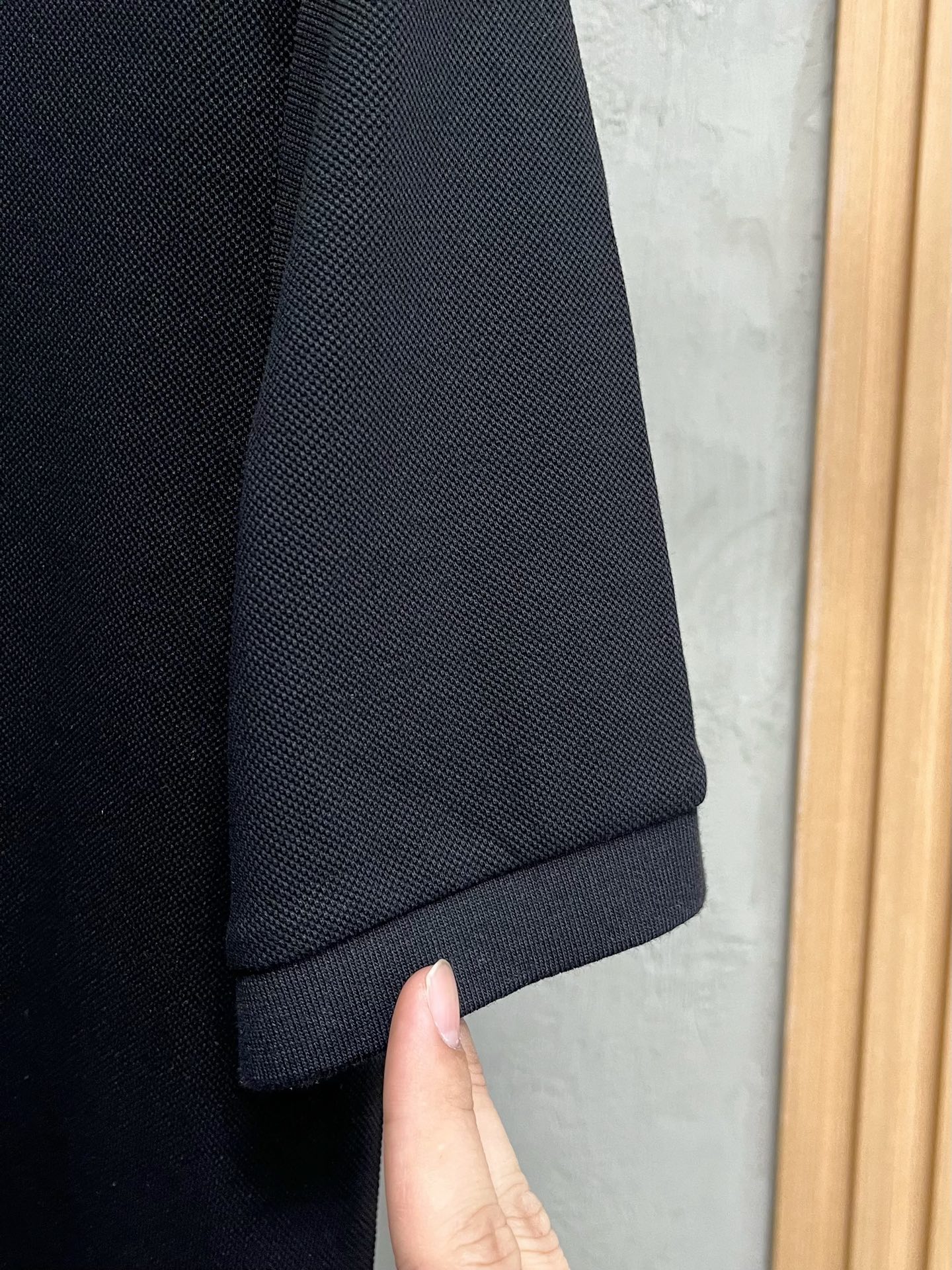    罗意威 2025春夏新款男士标识短袖Polo衫，延续经典商务休闲翻领POLO恤.该款Polo衫采用