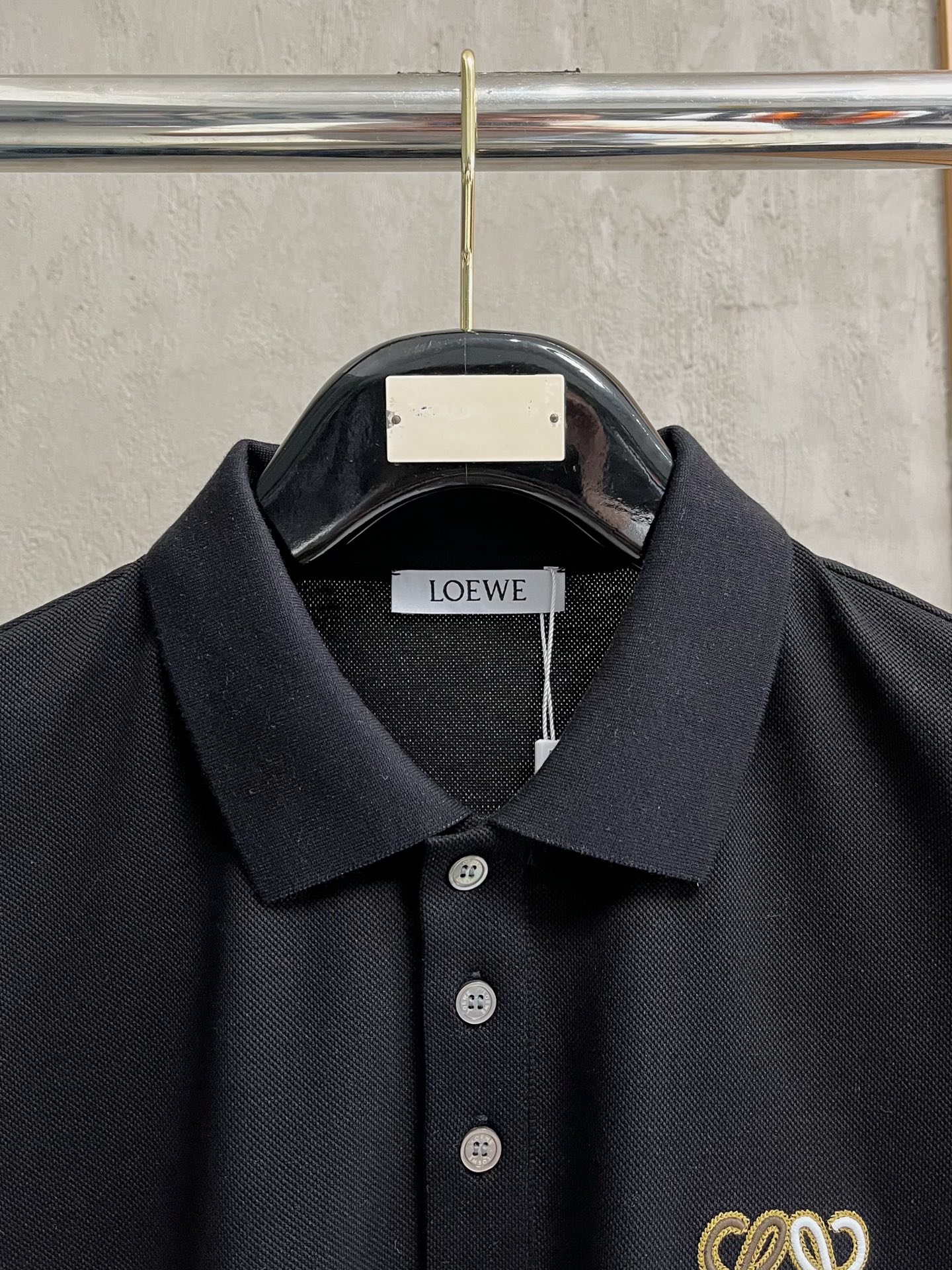    罗意威 2025春夏新款男士标识短袖Polo衫，延续经典商务休闲翻领POLO恤.该款Polo衫采用