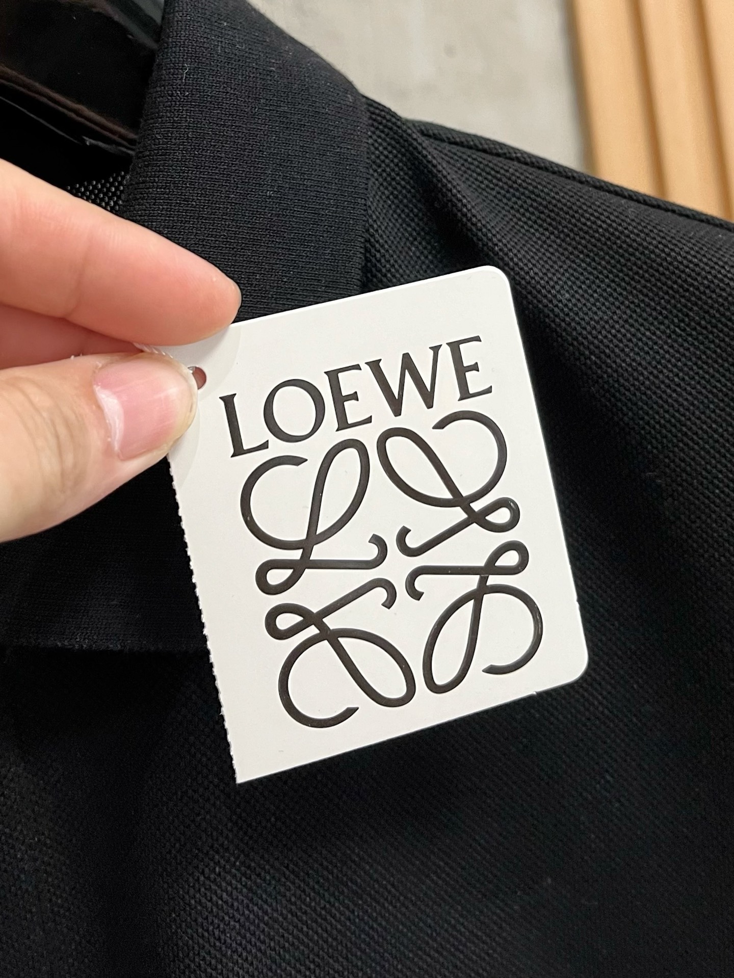    罗意威 2025春夏新款男士标识短袖Polo衫，延续经典商务休闲翻领POLO恤.该款Polo衫采用