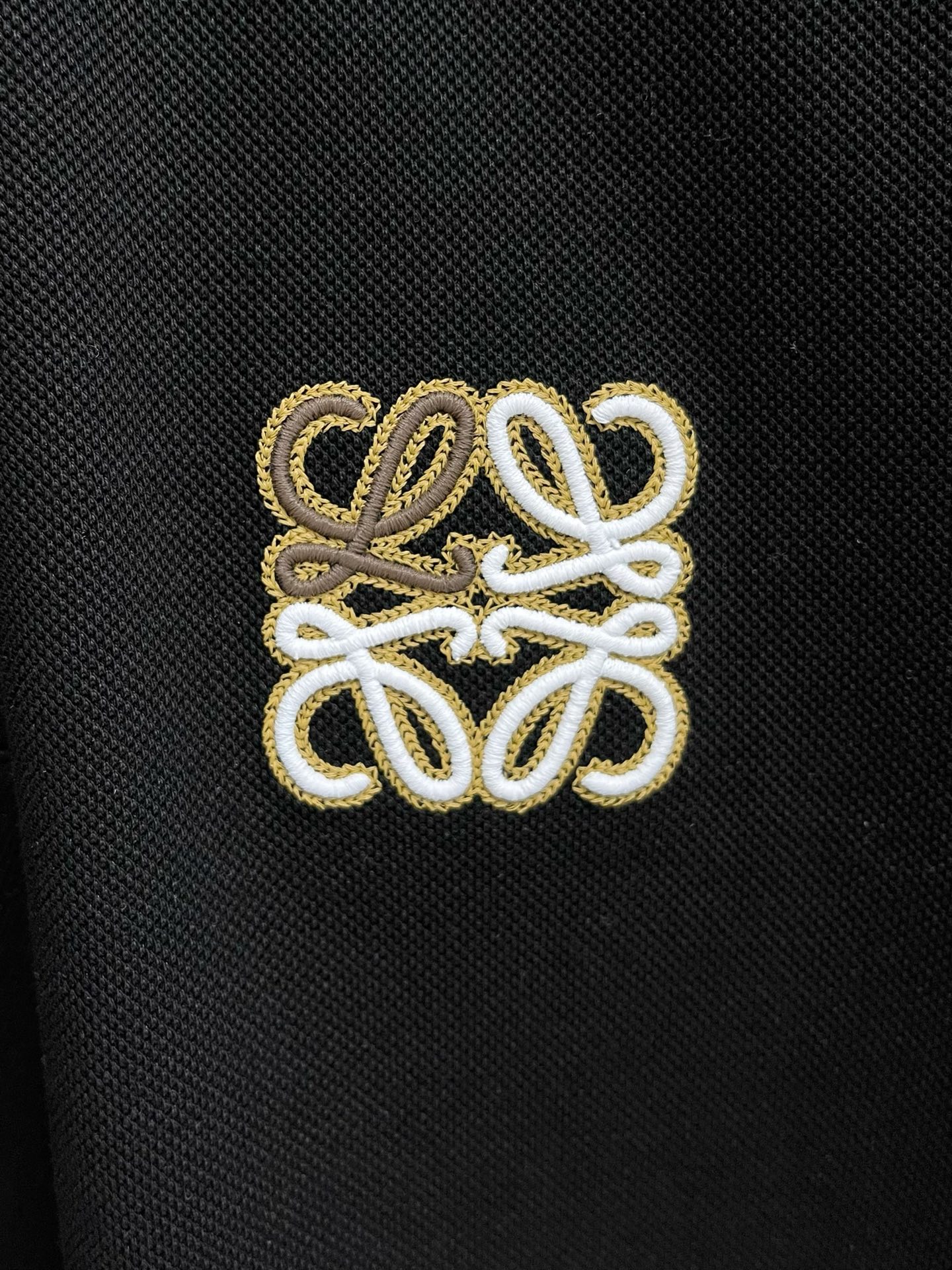    罗意威 2025春夏新款男士标识短袖Polo衫，延续经典商务休闲翻领POLO恤.该款Polo衫采用