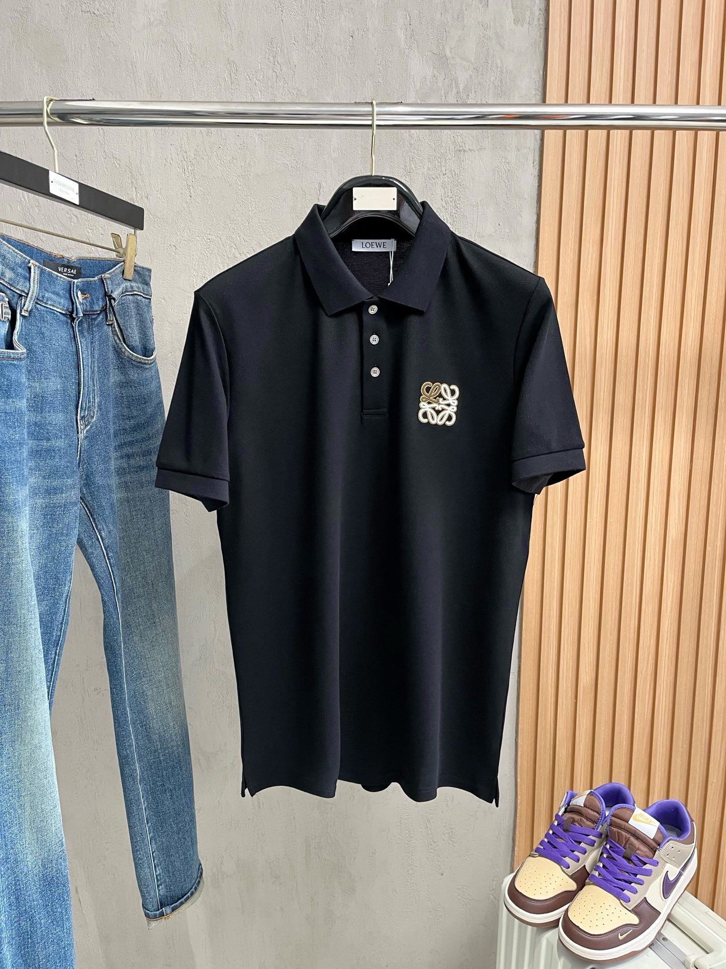    罗意威 2025春夏新款男士标识短袖Polo衫，延续经典商务休闲翻领POLO恤.该款Polo衫采用