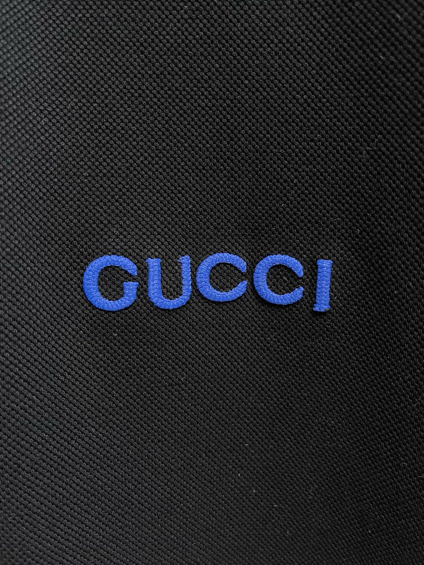    古驰 2025春夏新款男士标识短袖Polo衫，延续经典商务休闲翻领POLO恤.该款Polo衫采用丝