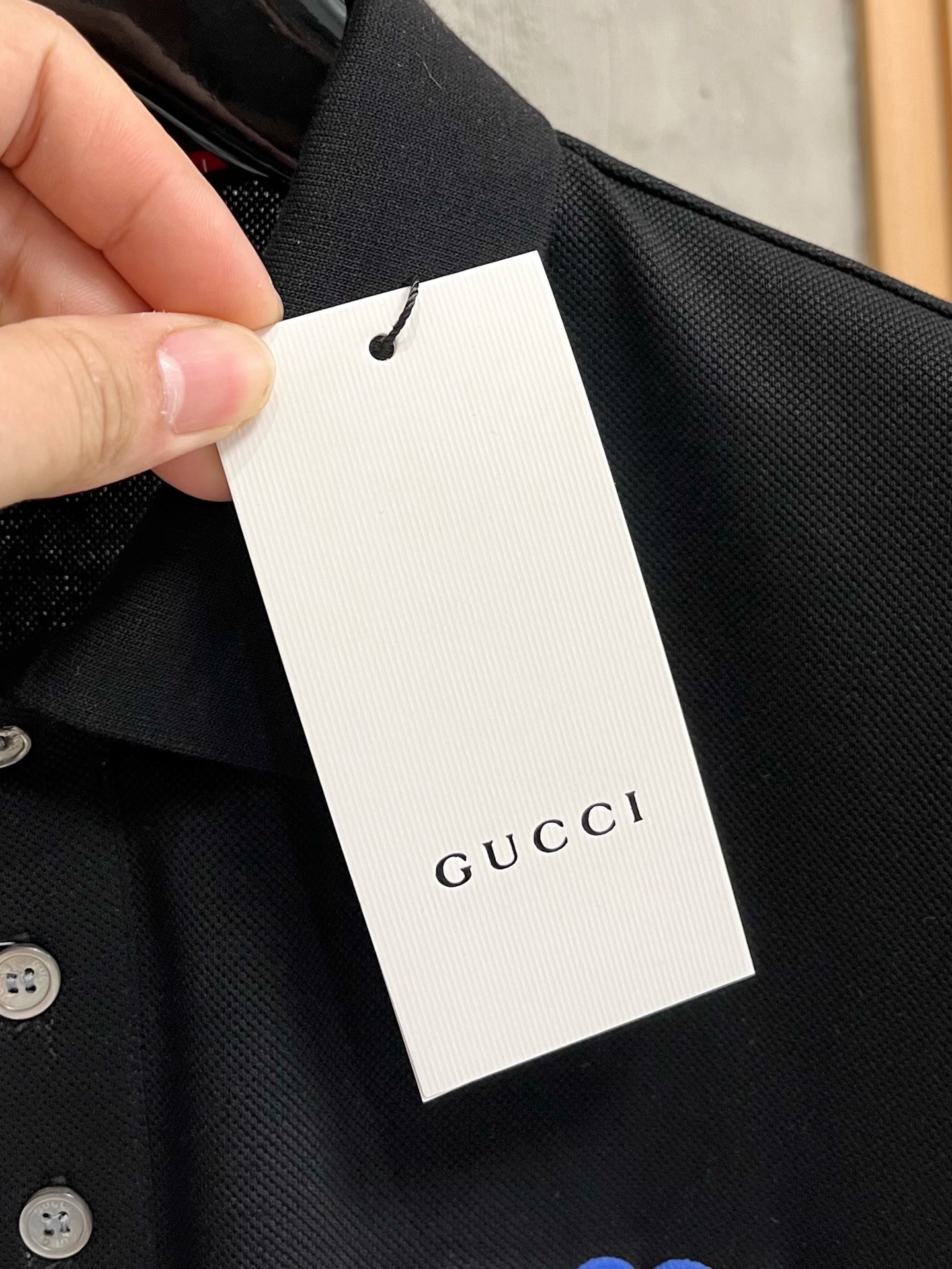    古驰 2025春夏新款男士标识短袖Polo衫，延续经典商务休闲翻领POLO恤.该款Polo衫采用丝