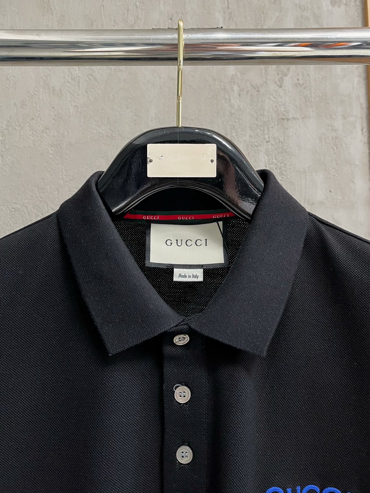    古驰 2025春夏新款男士标识短袖Polo衫，延续经典商务休闲翻领POLO恤.该款Polo衫采用丝