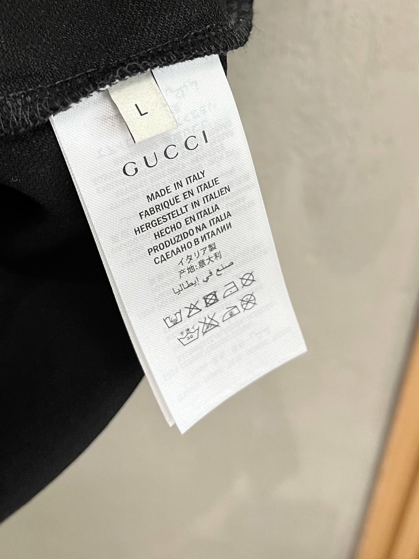    古驰 2025春夏新款男士标识短袖Polo衫，延续经典商务休闲翻领POLO恤.该款Polo衫采用丝