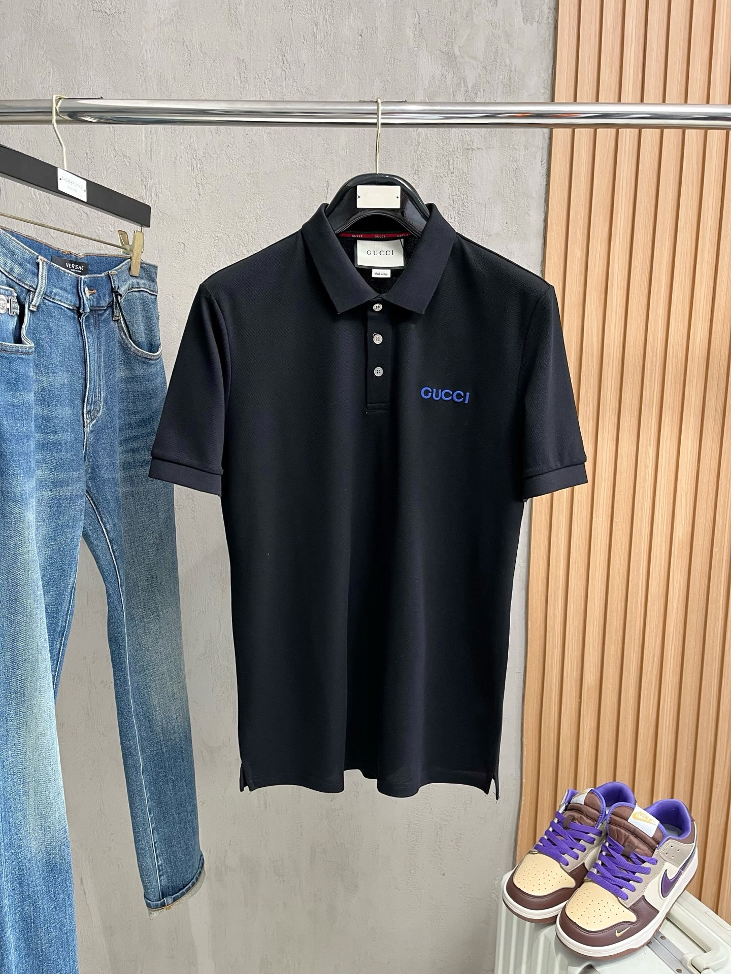    古驰 2025春夏新款男士标识短袖Polo衫，延续经典商务休闲翻领POLO恤.该款Polo衫采用丝