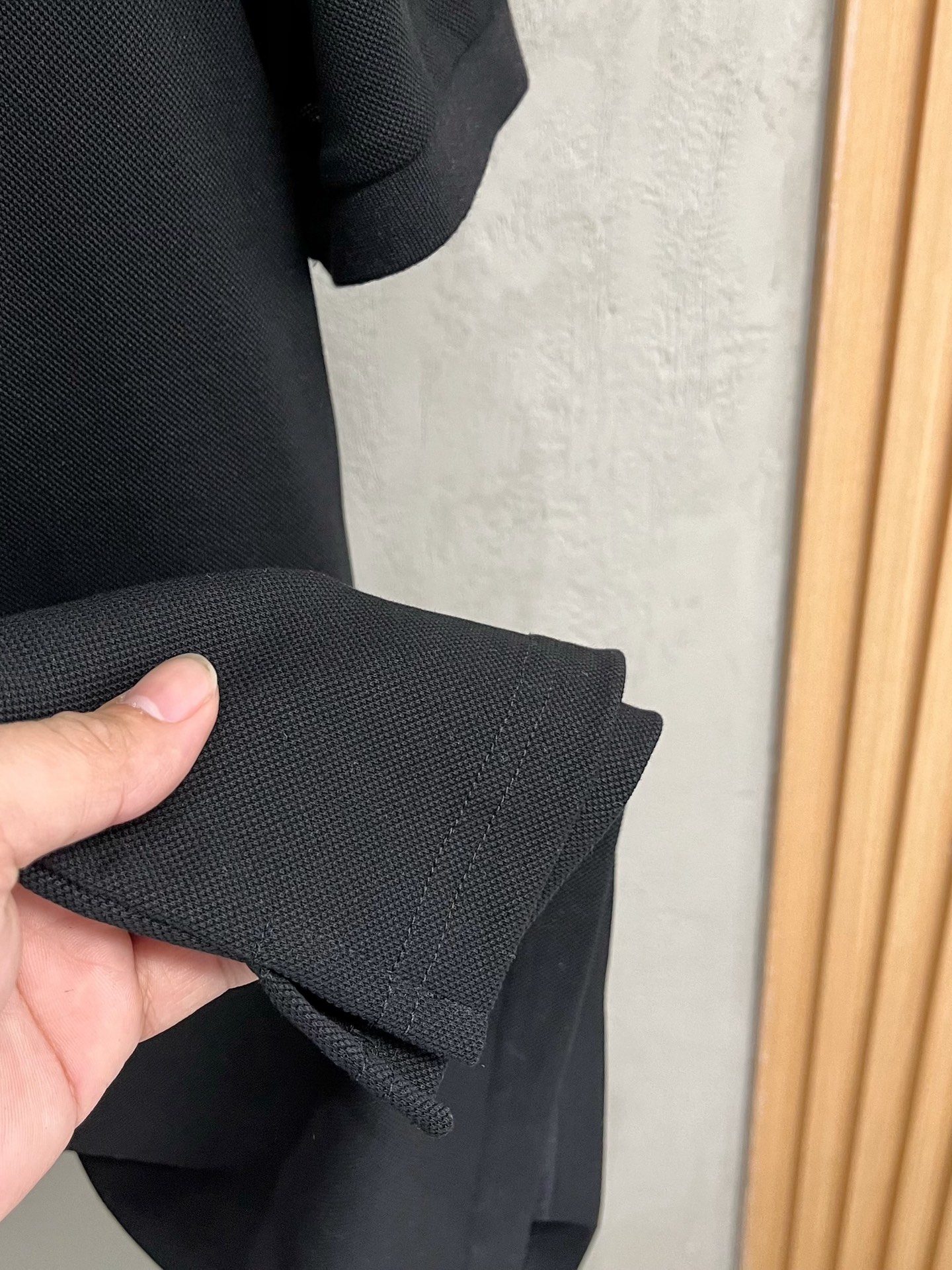    古驰 2025春夏新款男士标识短袖Polo衫，延续经典商务休闲翻领POLO恤.该款Polo衫采用丝